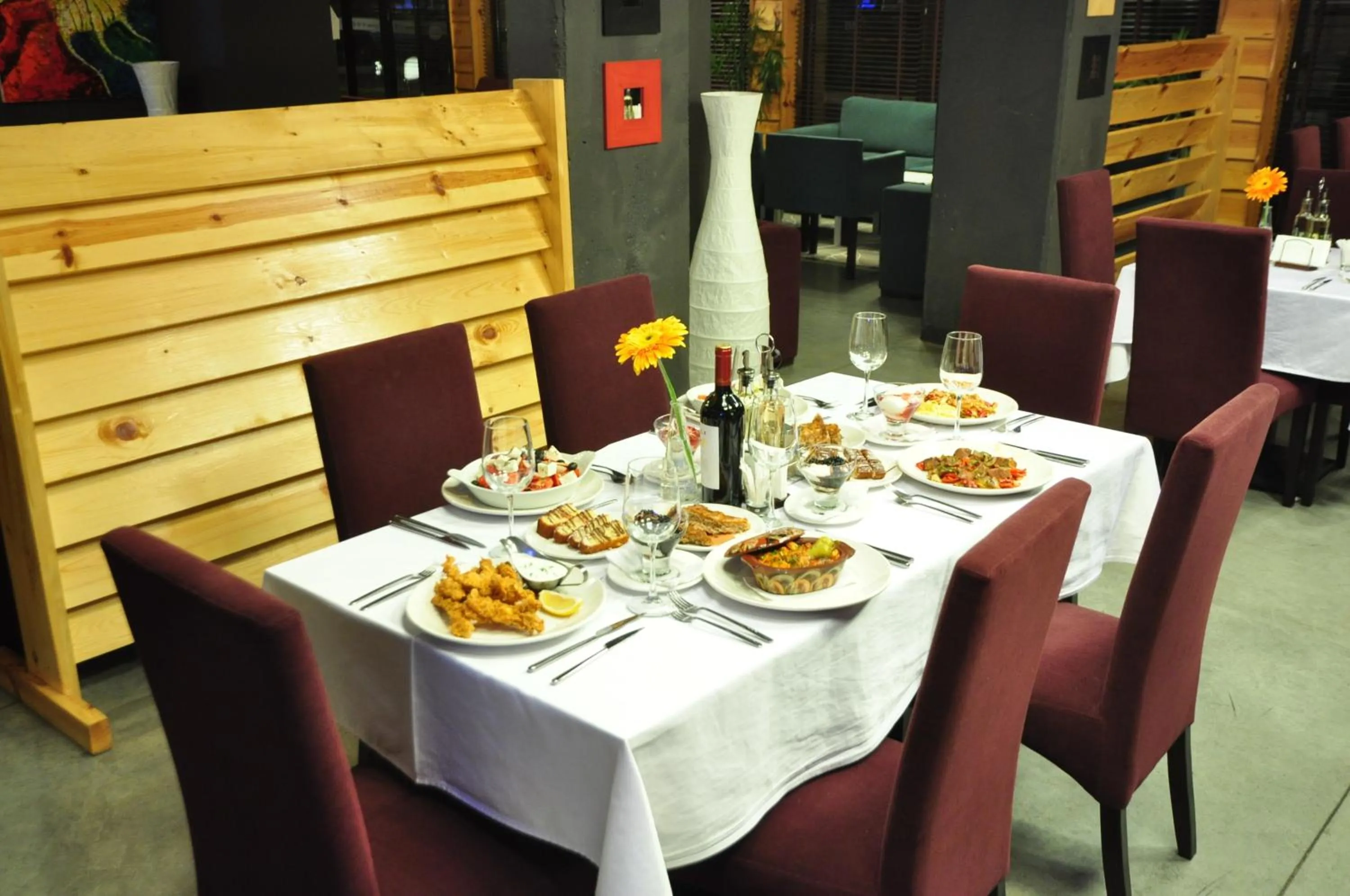 Restaurant/places to eat in 3 Mountains Hotel