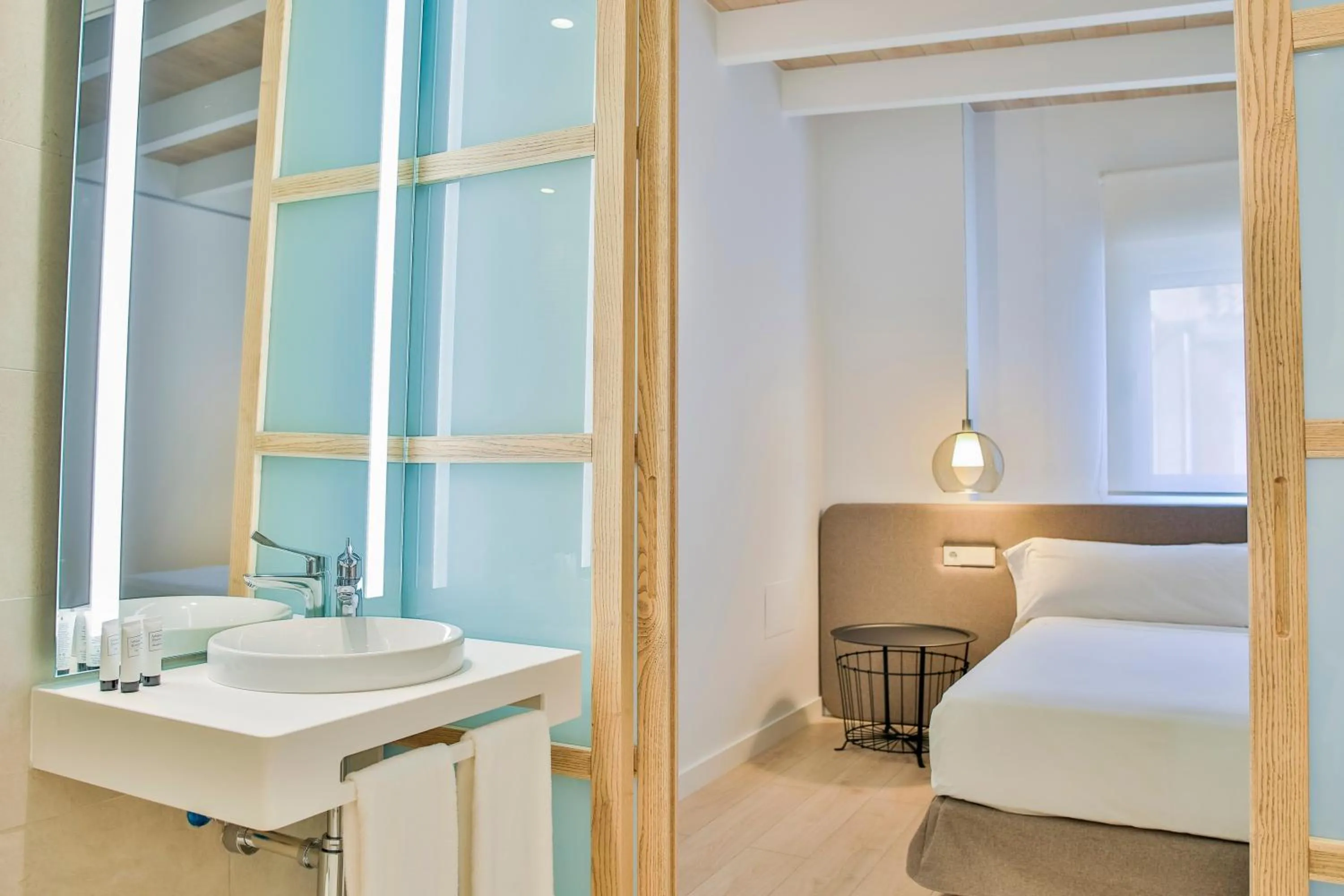 Toilet, Bed in Apartamentos 525