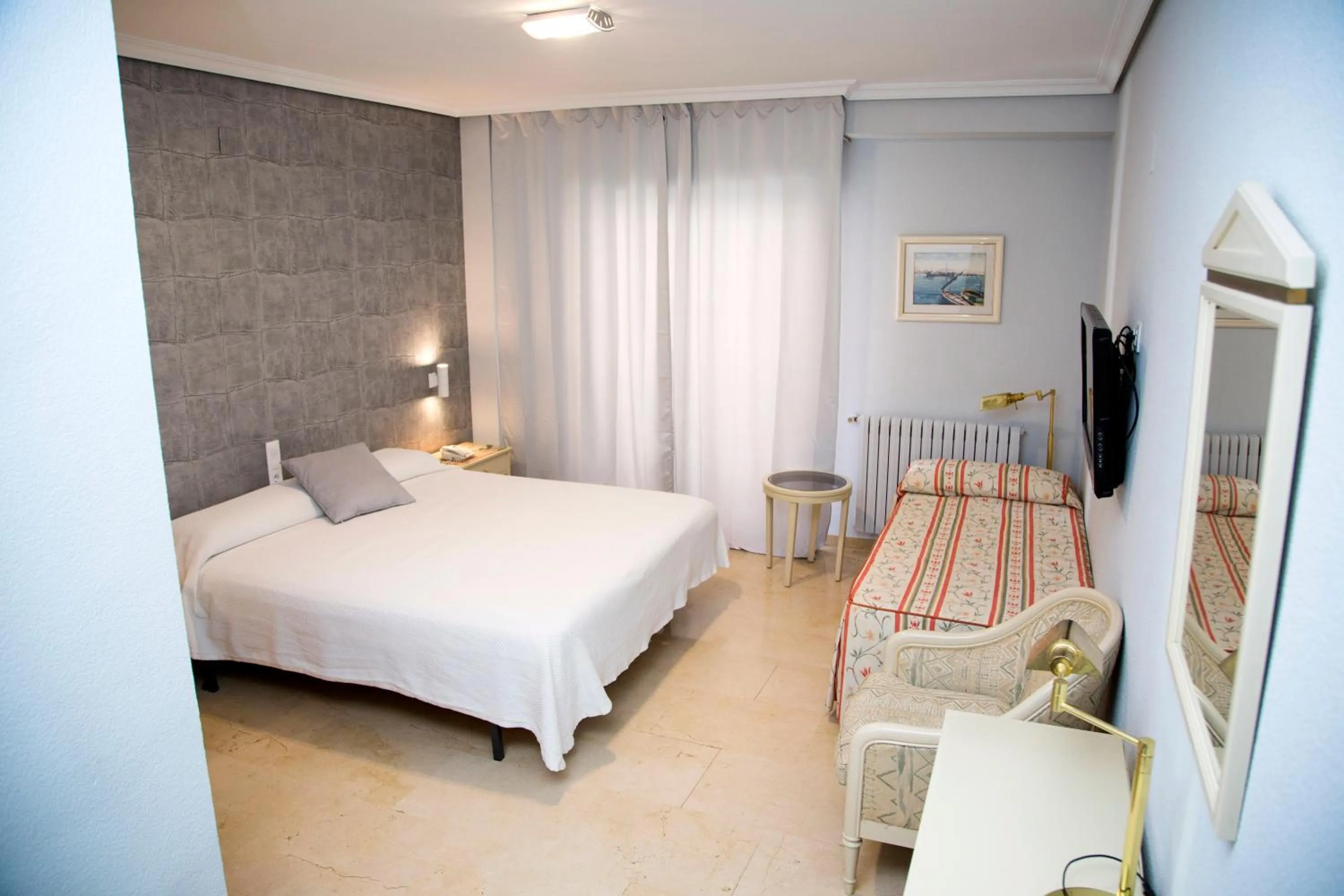 Photo of the whole room, Bed in Hotel Reina Victoria