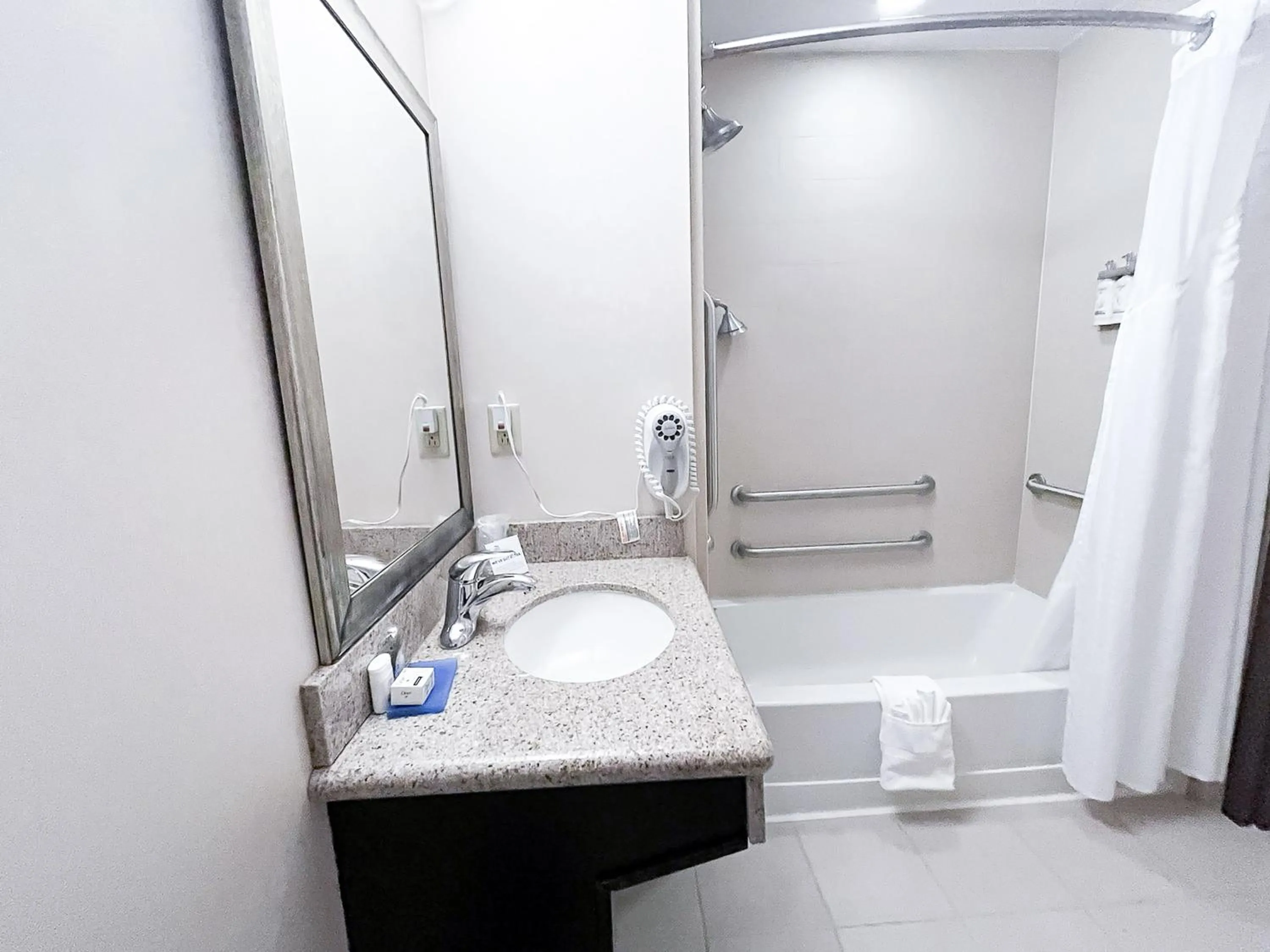 Photo of the whole room in Holiday Inn Express & Suites Morton Peoria Area by IHG