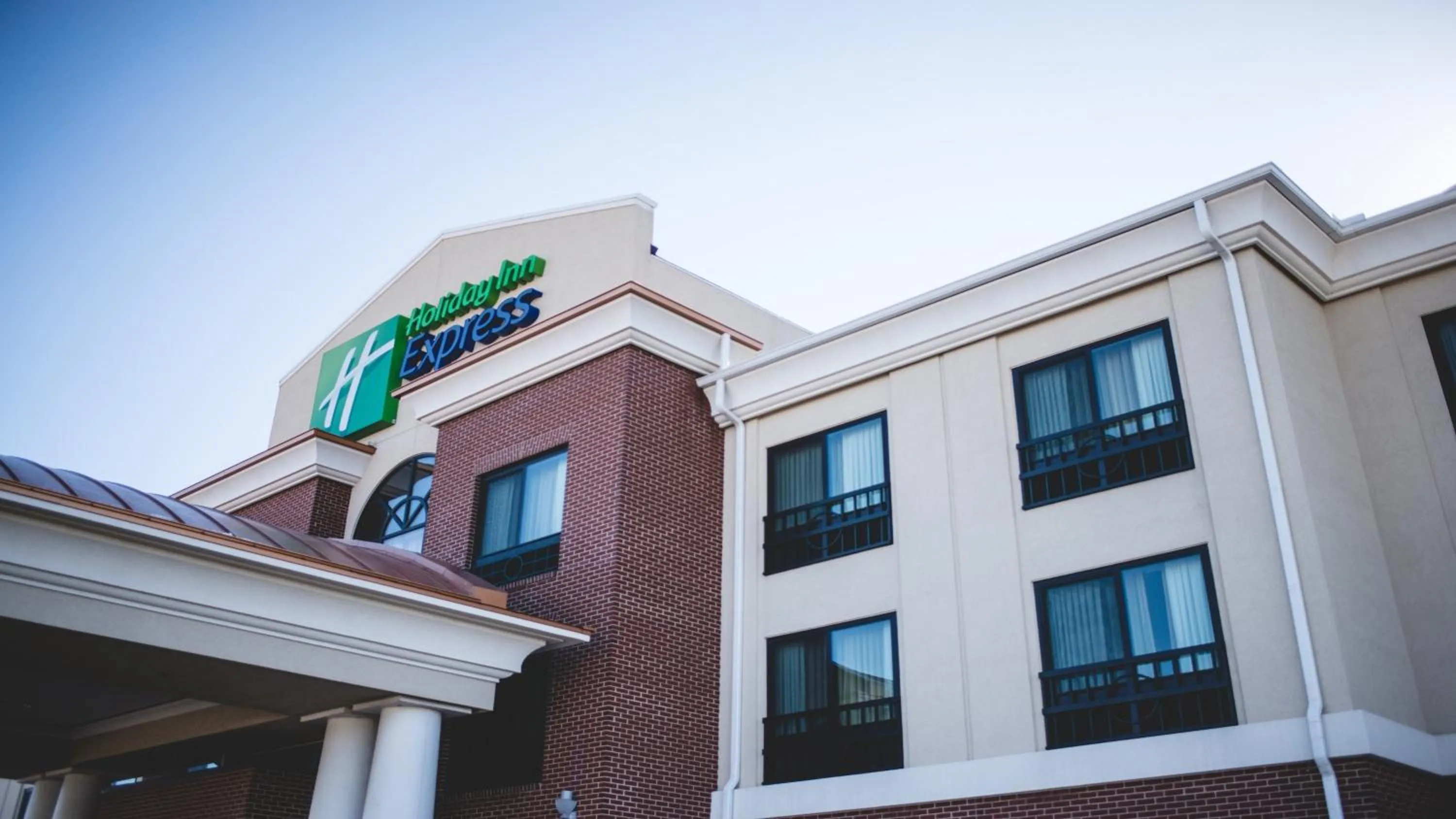 Property building in Holiday Inn Express & Suites Morton Peoria Area by IHG
