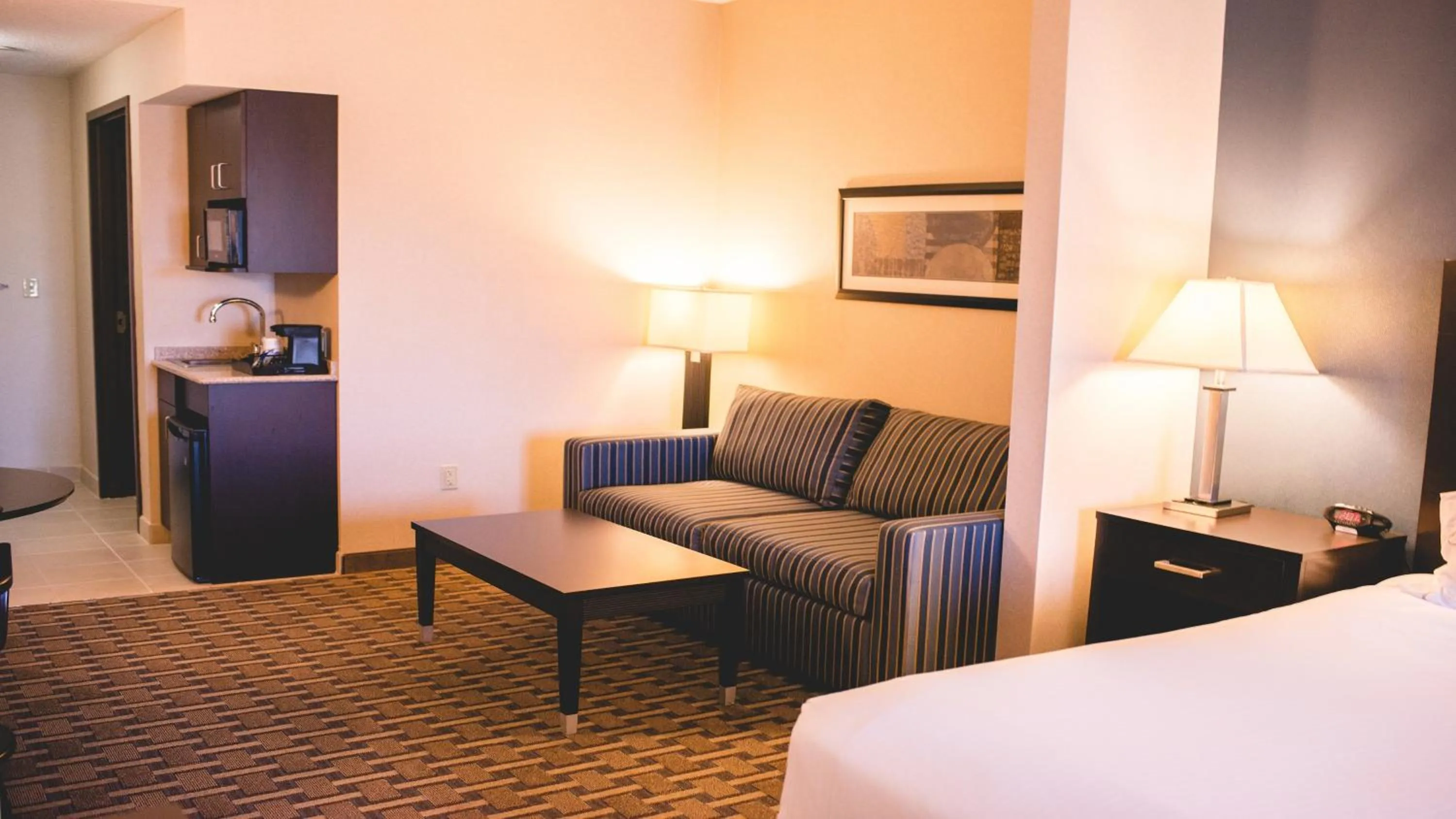 Photo of the whole room, Bed in Holiday Inn Express & Suites Morton Peoria Area by IHG