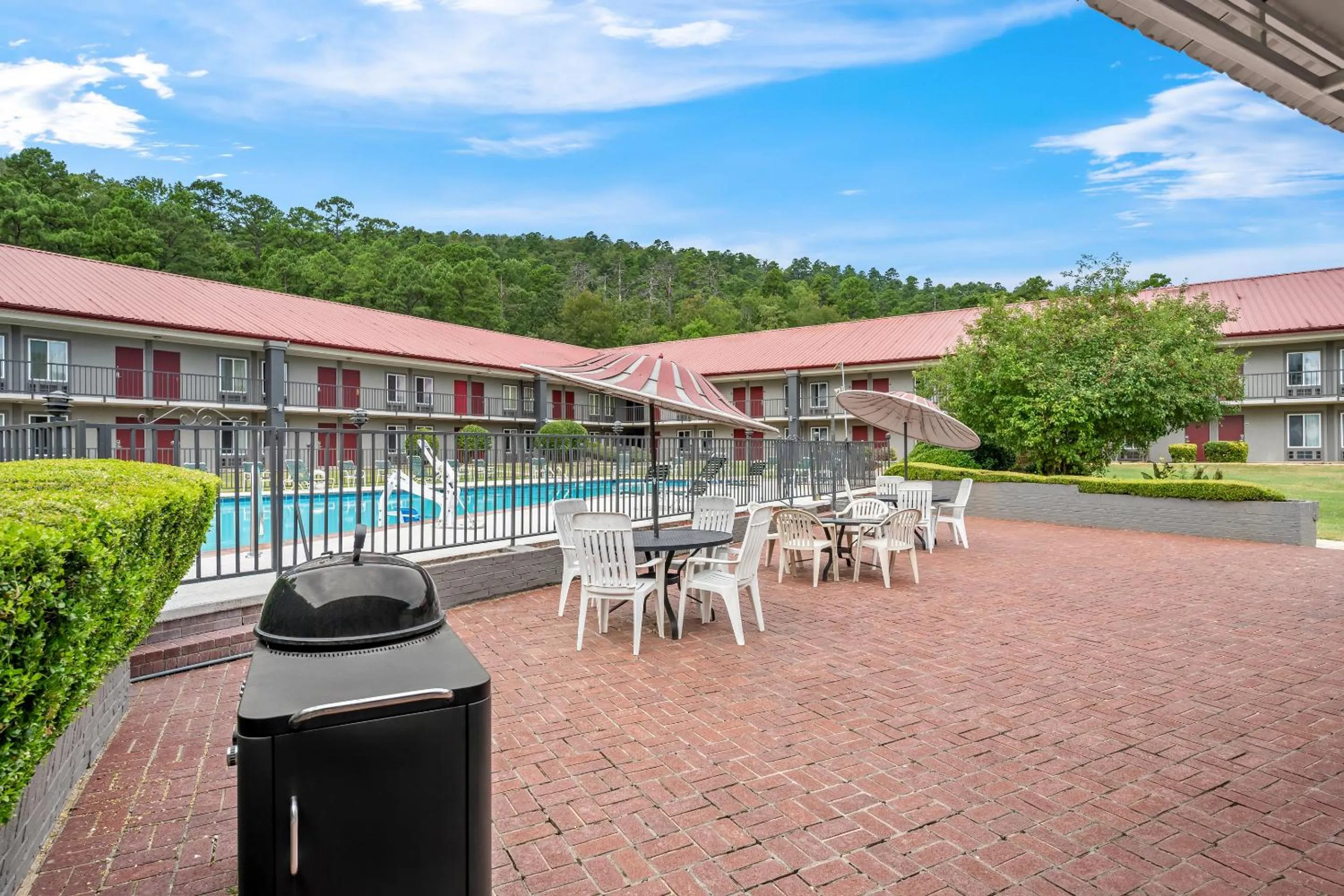 Swimming pool in Red Roof Inn Hot Springs