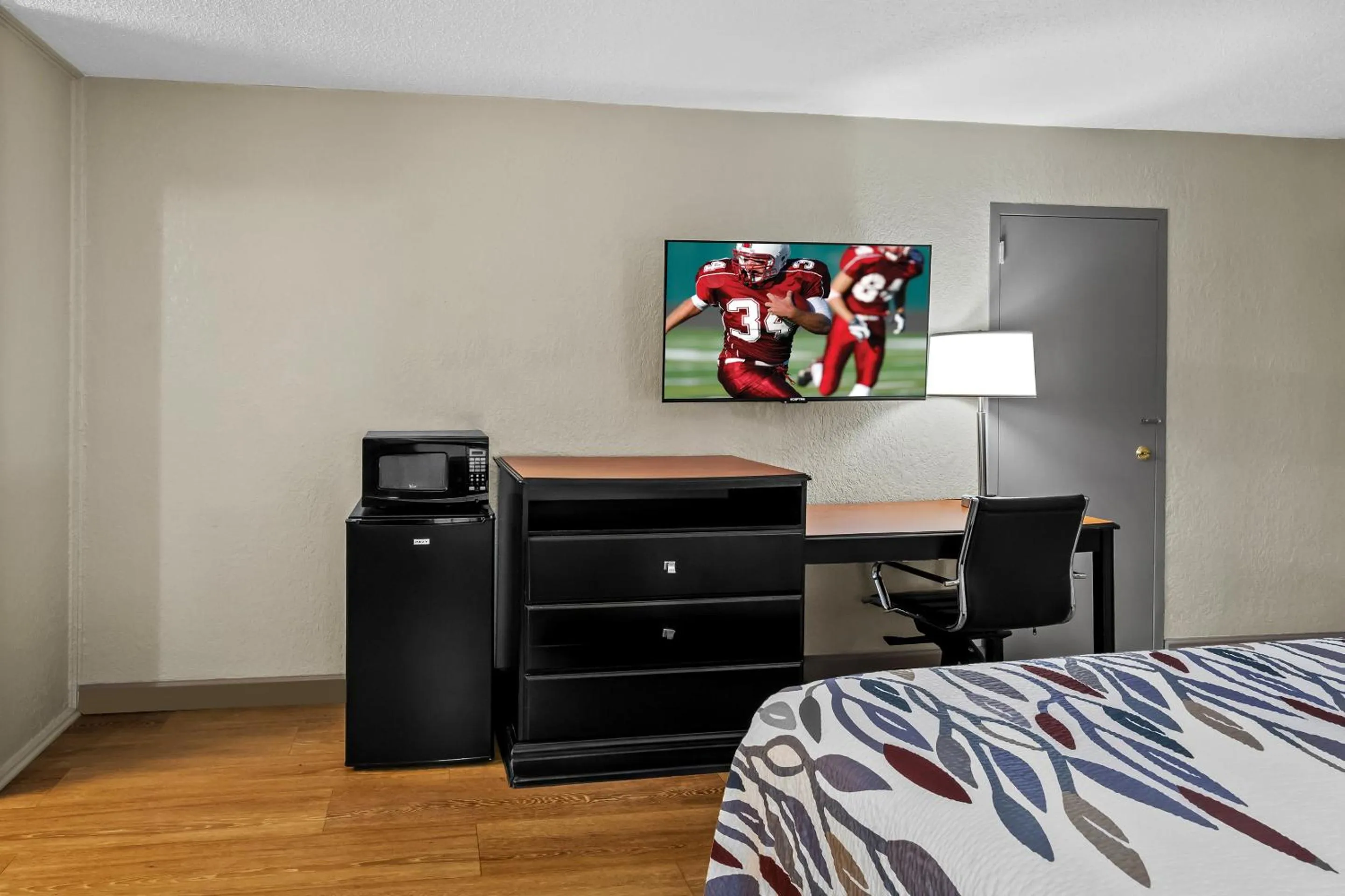 Bedroom, Bed in Red Roof Inn Hot Springs