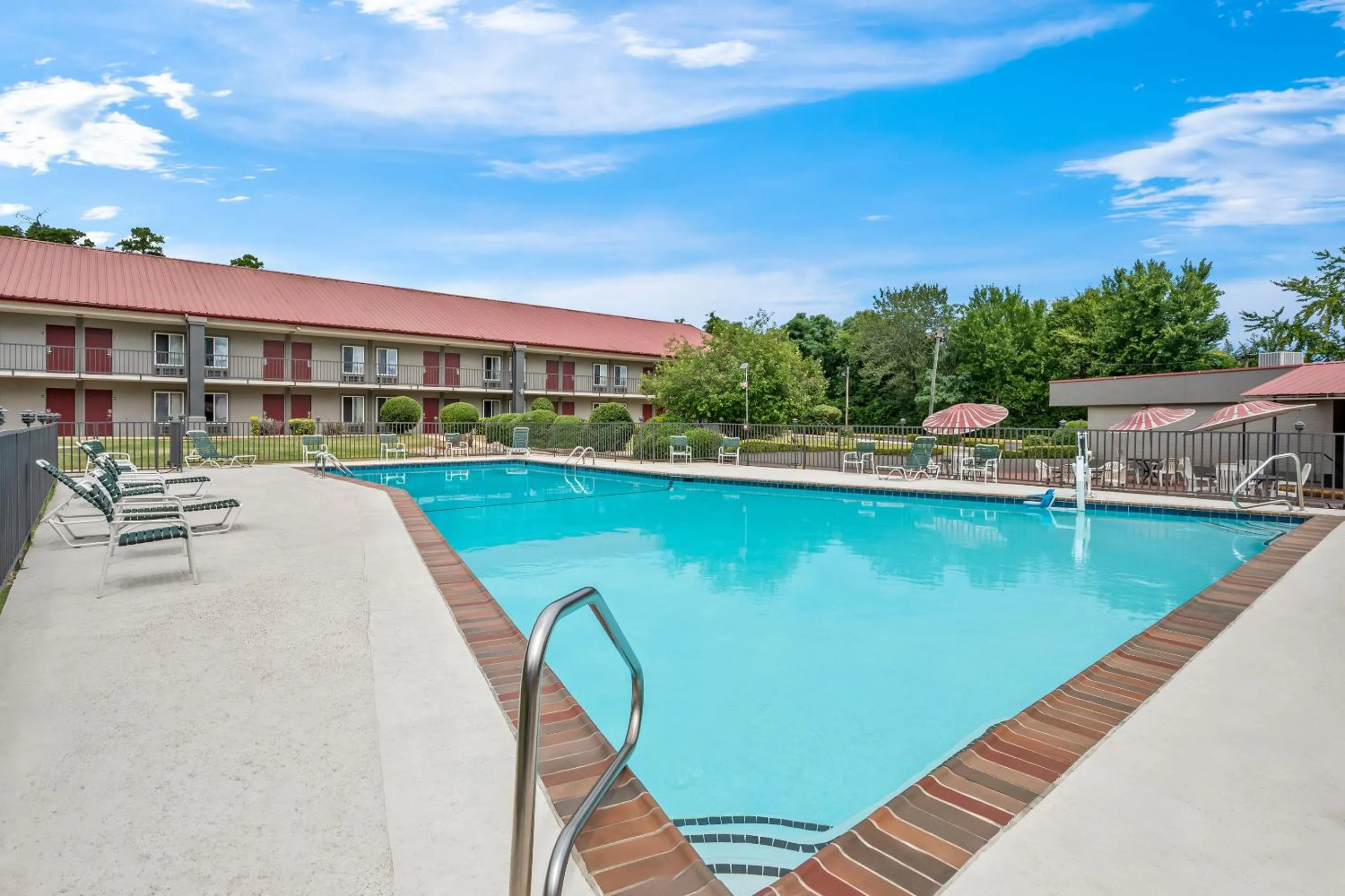 Swimming pool in Red Roof Inn Hot Springs