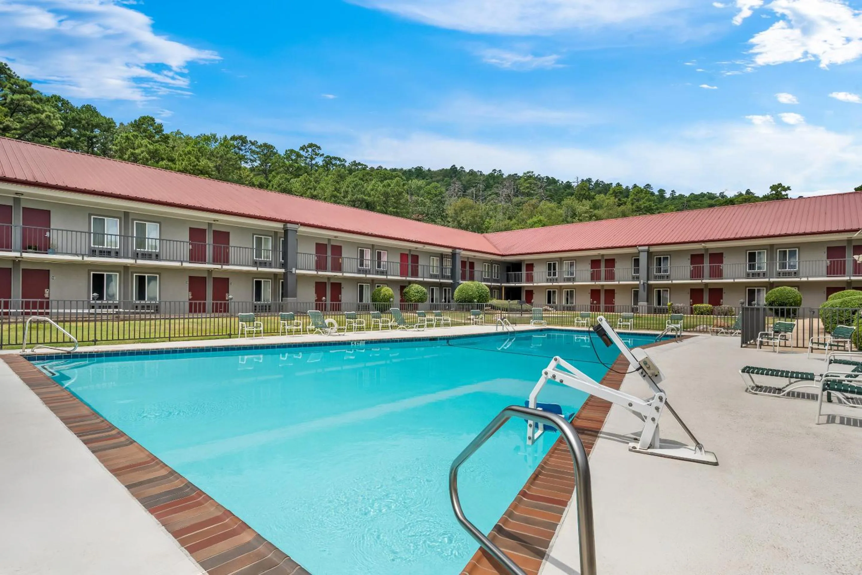 Swimming pool in Red Roof Inn Hot Springs