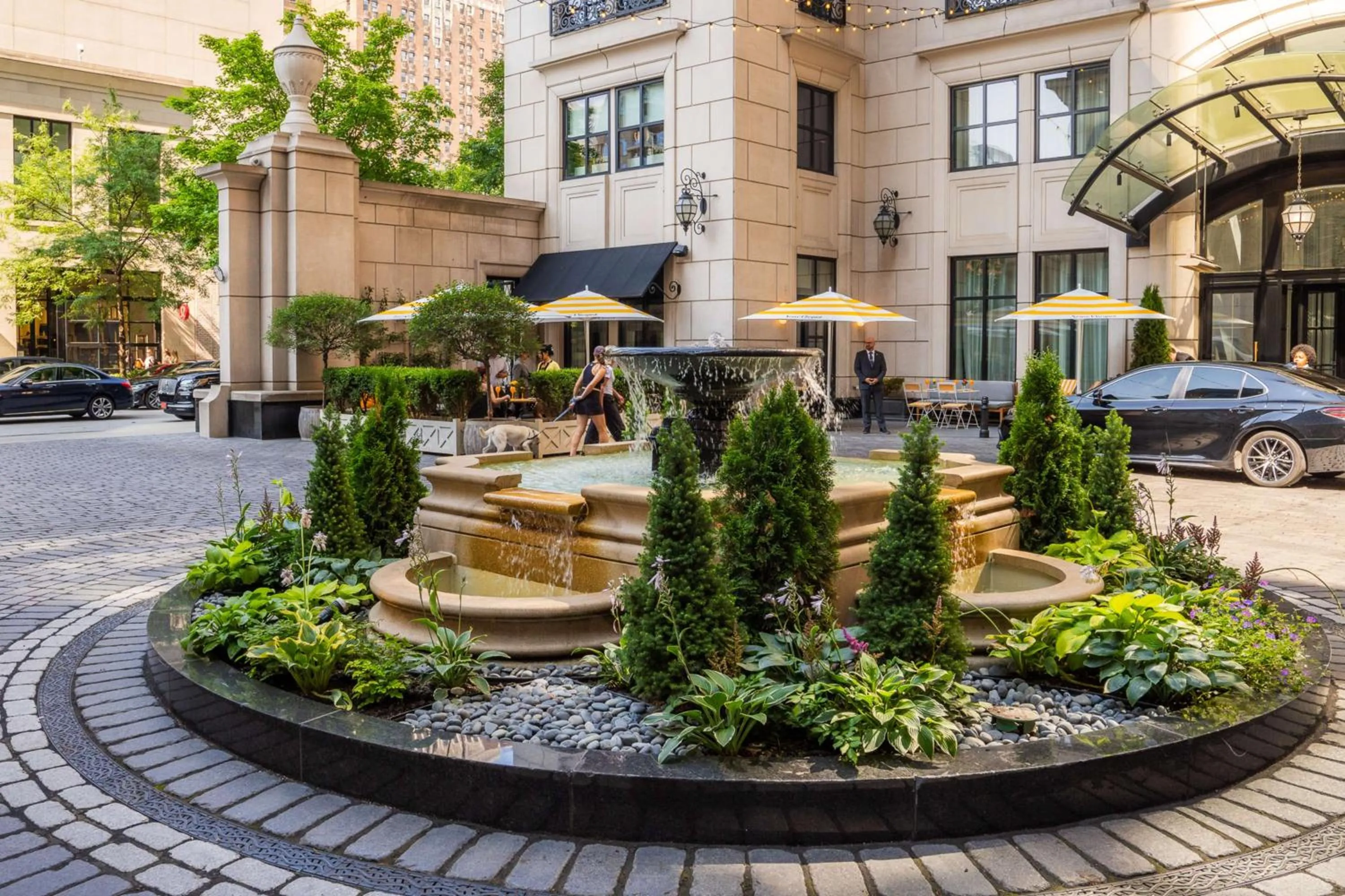 Inner courtyard view in Waldorf Astoria Chicago