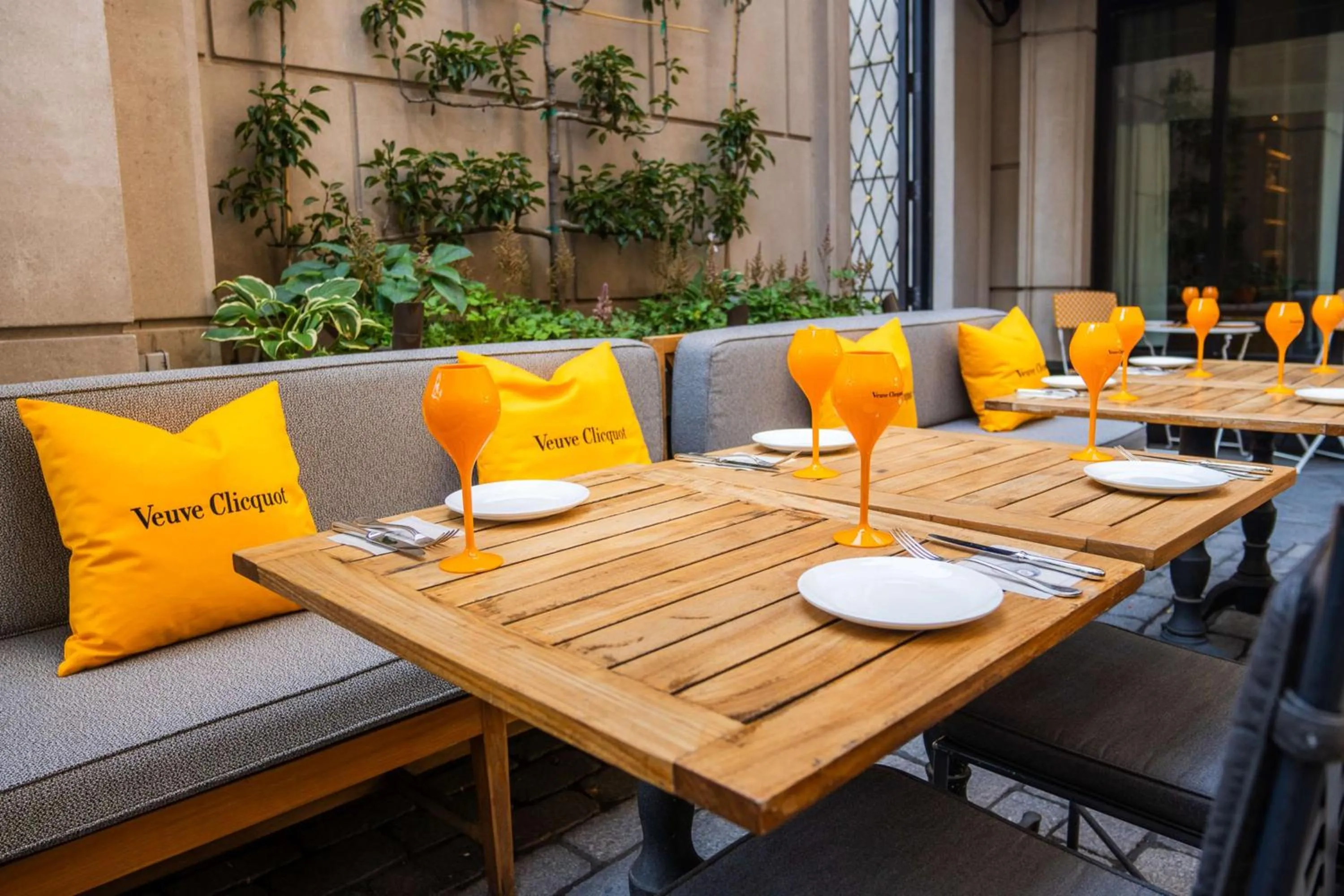 Inner courtyard view in Waldorf Astoria Chicago