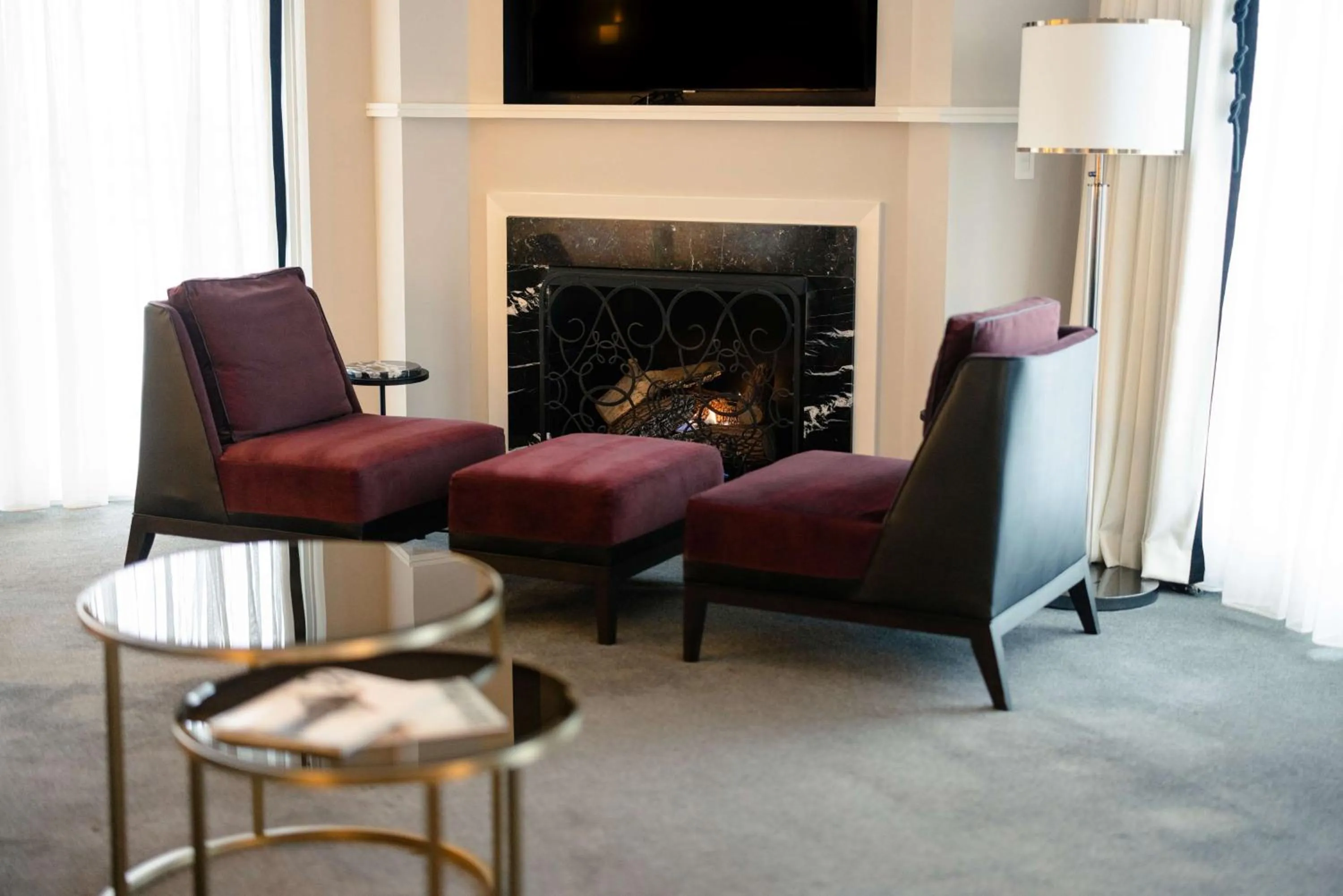 Living room in Waldorf Astoria Chicago