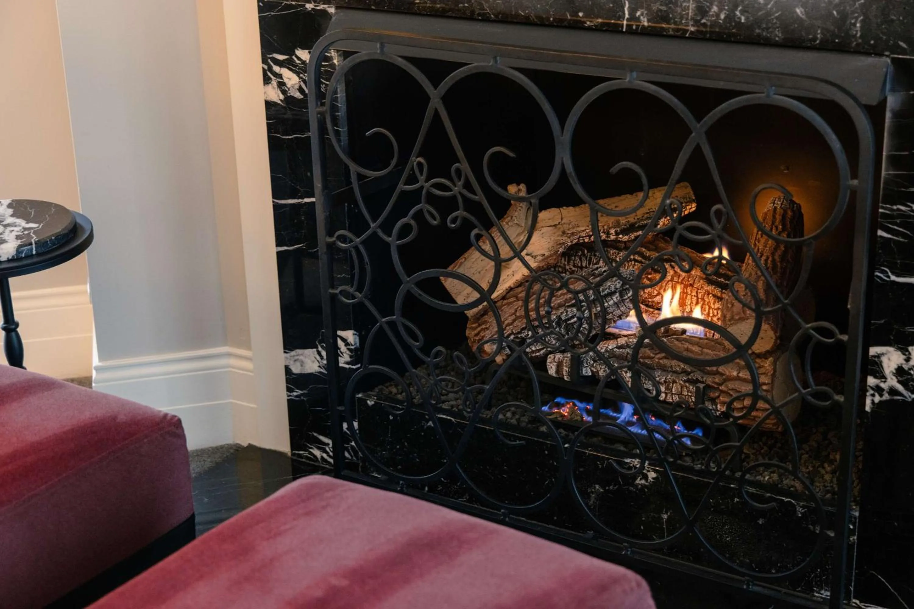 Living room in Waldorf Astoria Chicago