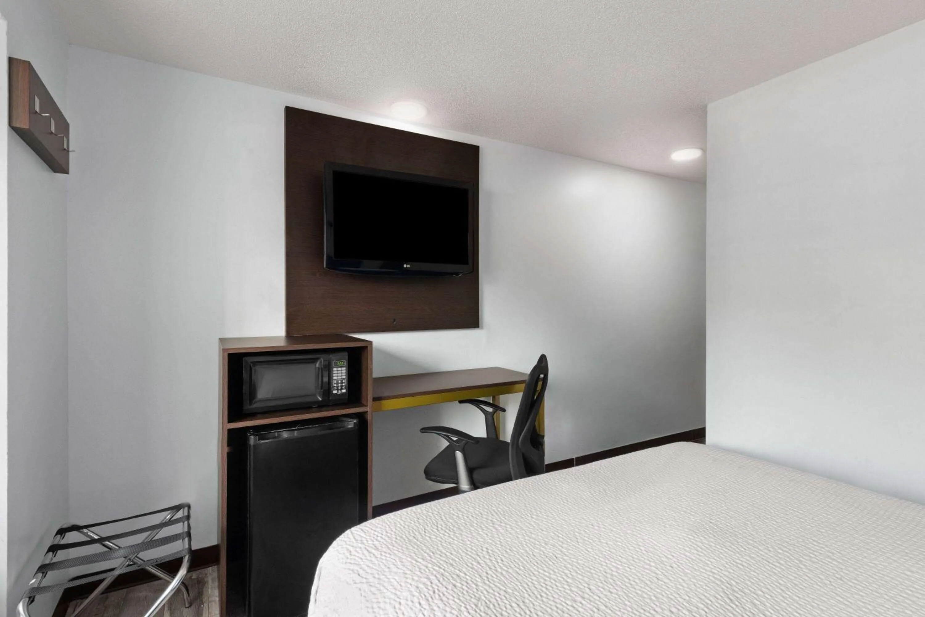 Photo of the whole room, Bed in Super 8 by Wyndham Harbison/Parkridge Hospital