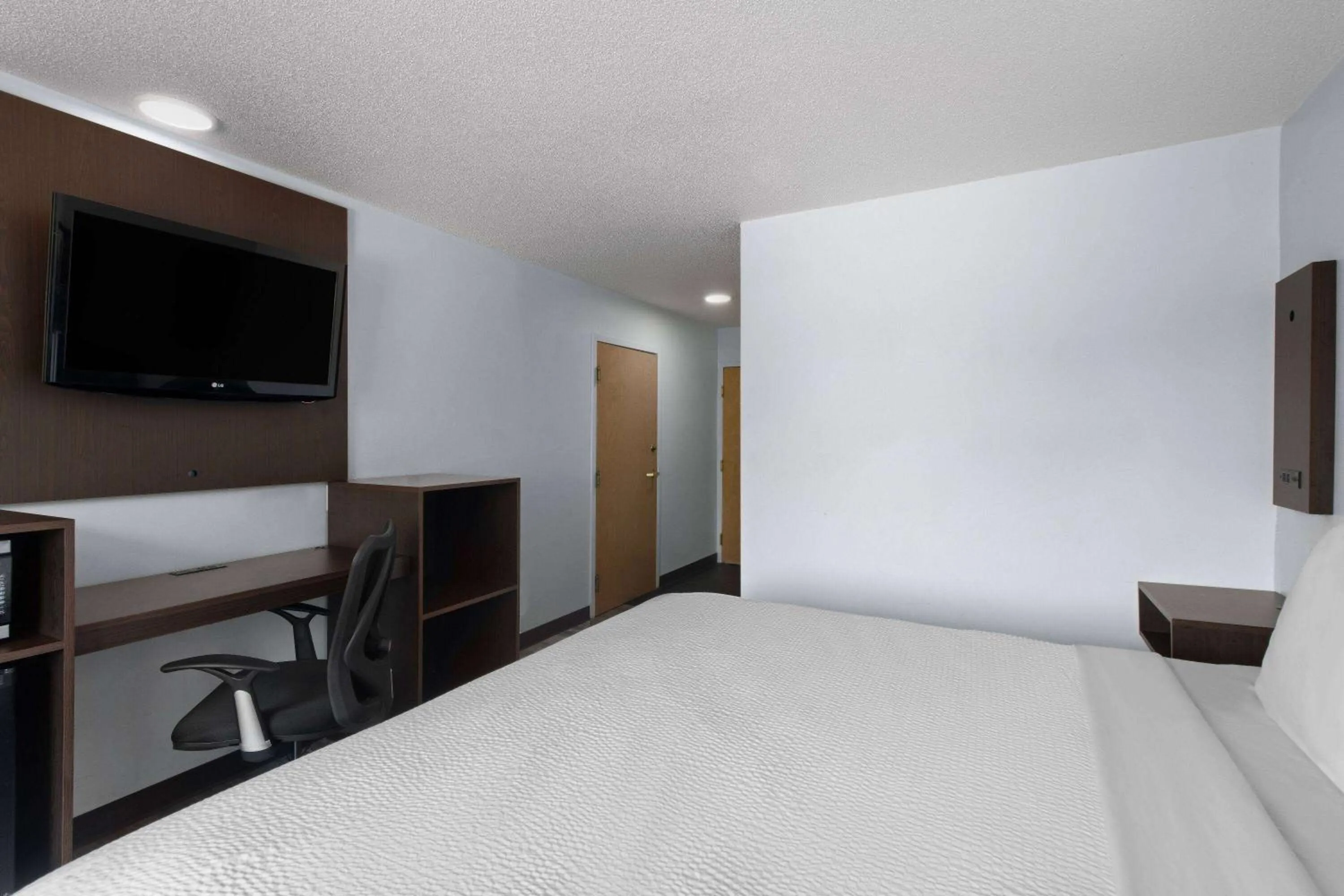 Photo of the whole room, Bed in Super 8 by Wyndham Harbison/Parkridge Hospital