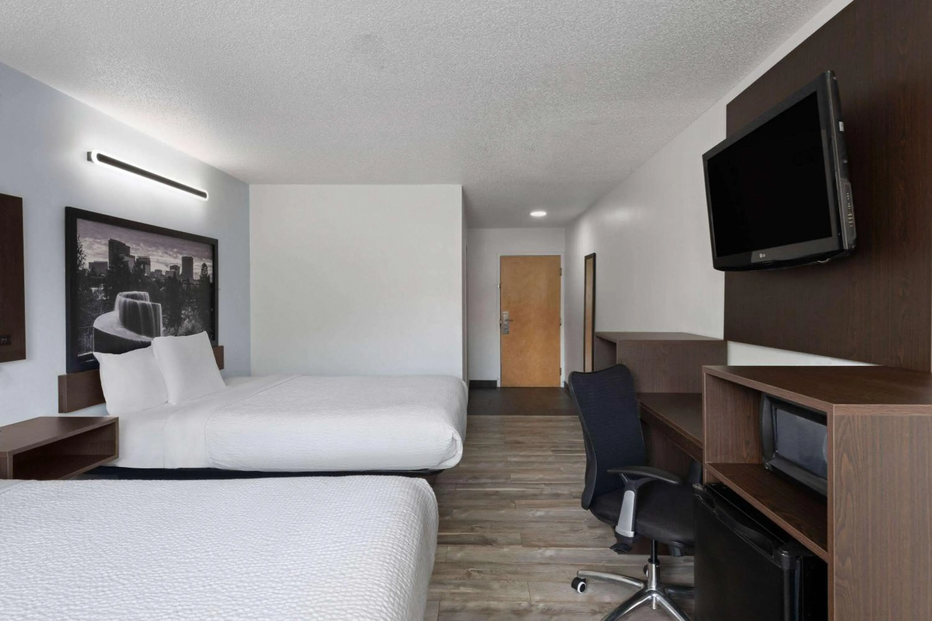 Photo of the whole room, Bed in Super 8 by Wyndham Harbison/Parkridge Hospital