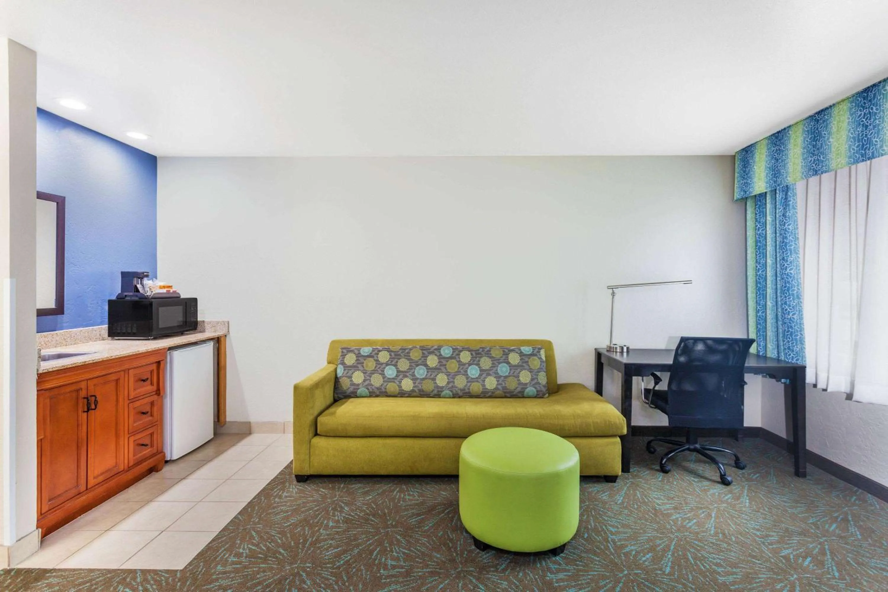 Living room in Days Inn & Suites by Wyndham East Flagstaff