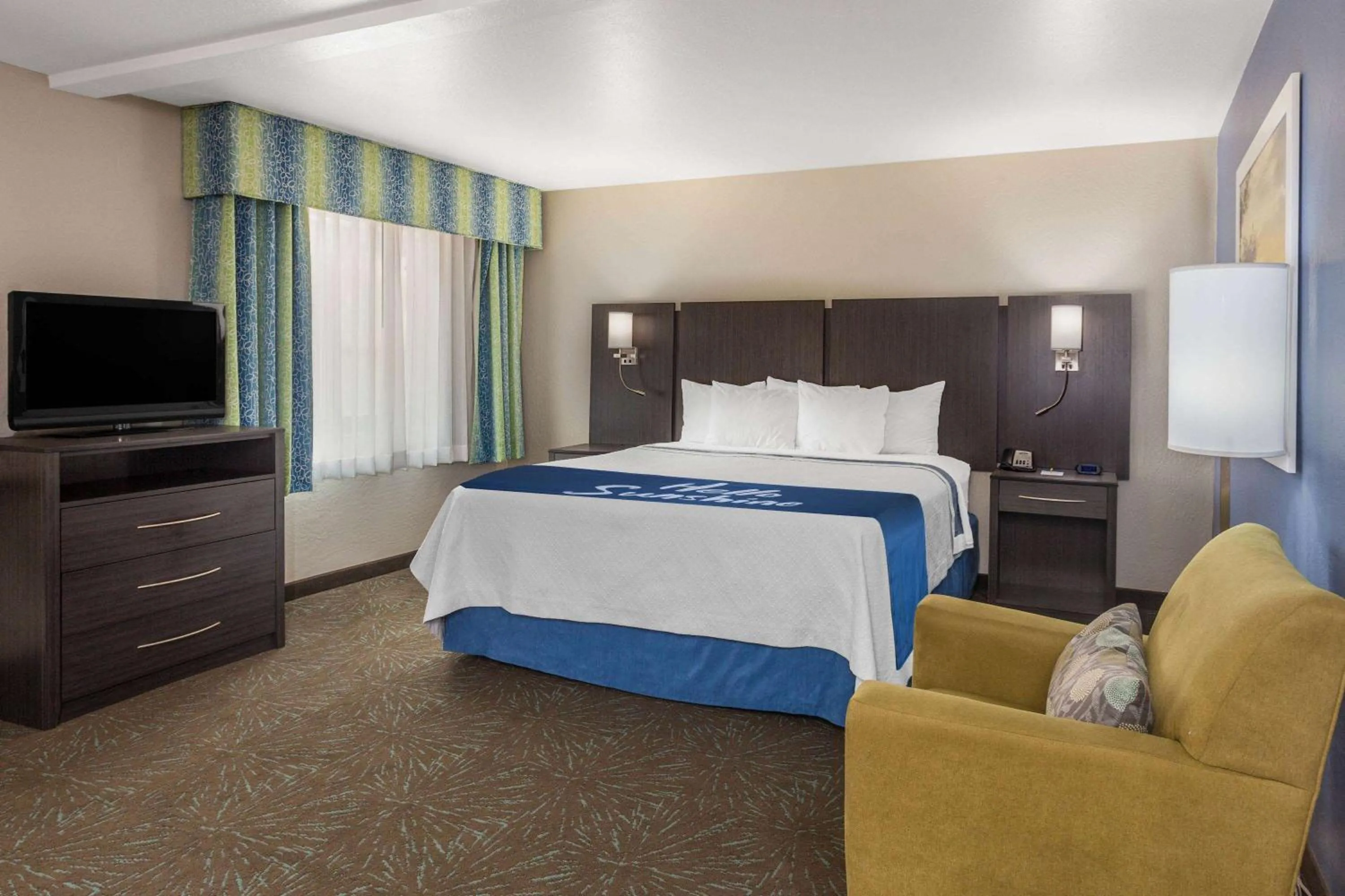 Bed in Days Inn & Suites by Wyndham East Flagstaff