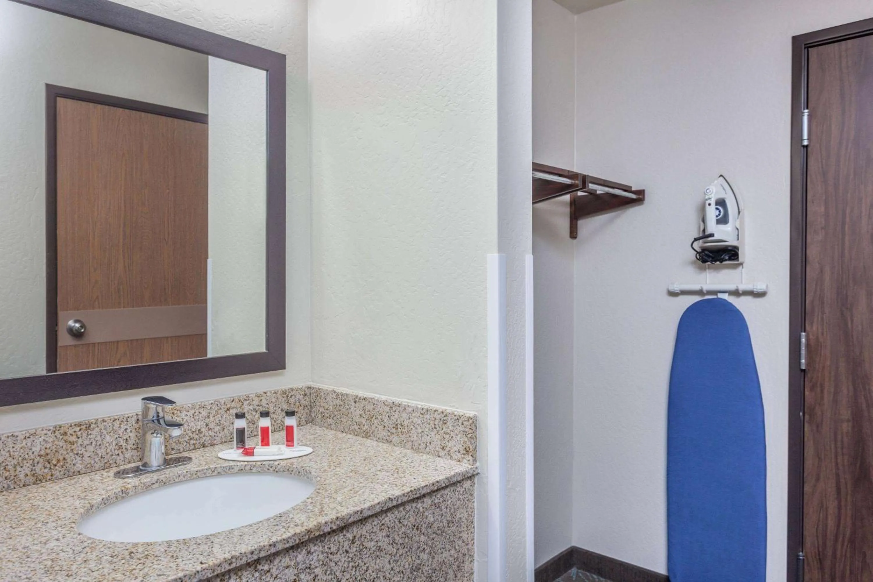 TV and multimedia in Days Inn & Suites by Wyndham East Flagstaff