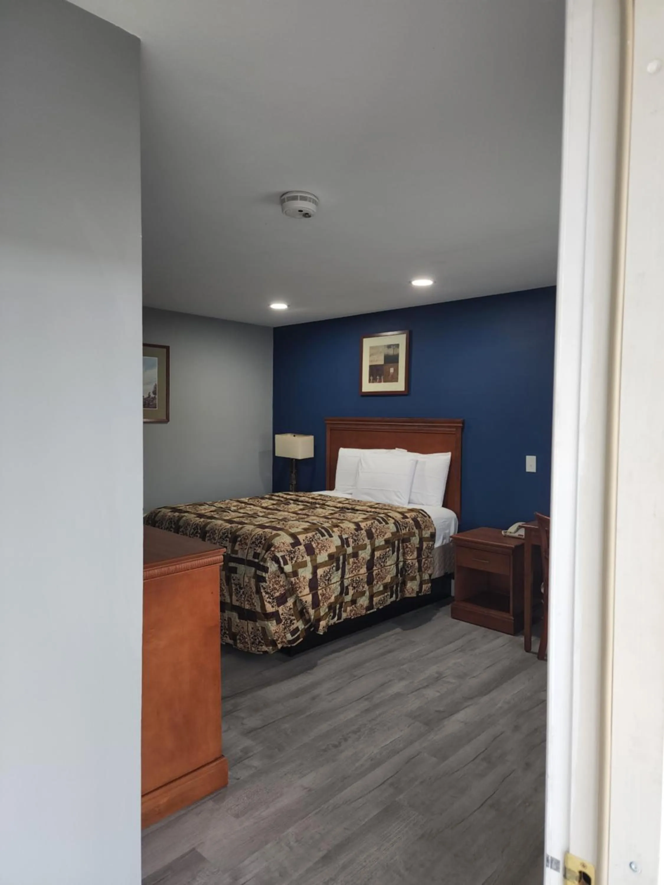 Bed in Budget Inn Horseheads