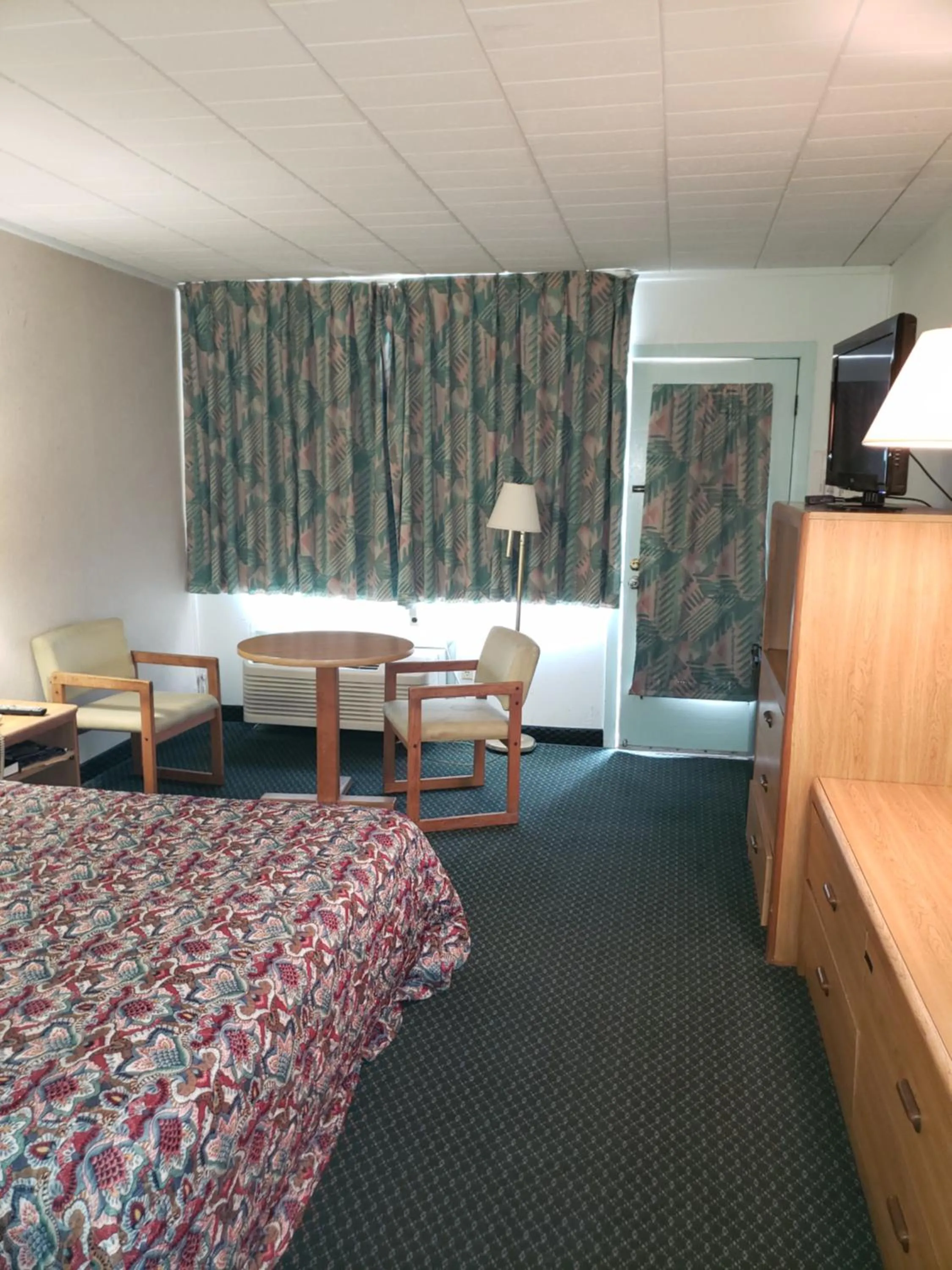 Seating area, Bed in Budget Inn Horseheads