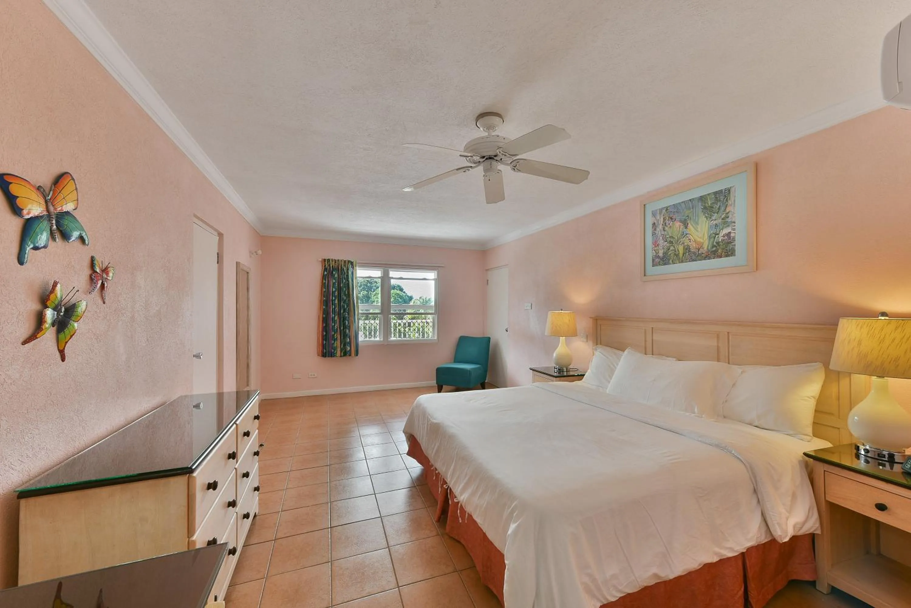 Bedroom, Bed in Butterfly Beach Hotel