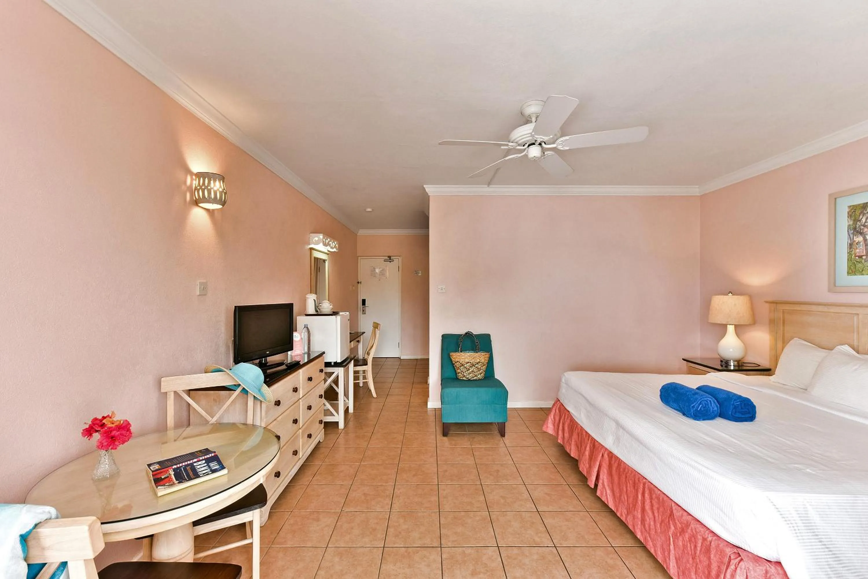 Photo of the whole room, Bed in Butterfly Beach Hotel