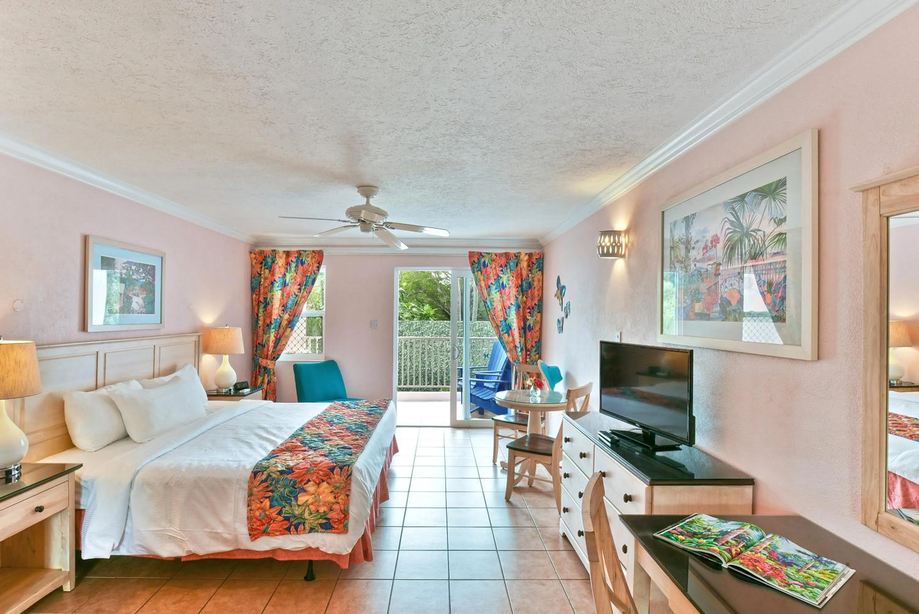 TV and multimedia, Bed in Butterfly Beach Hotel