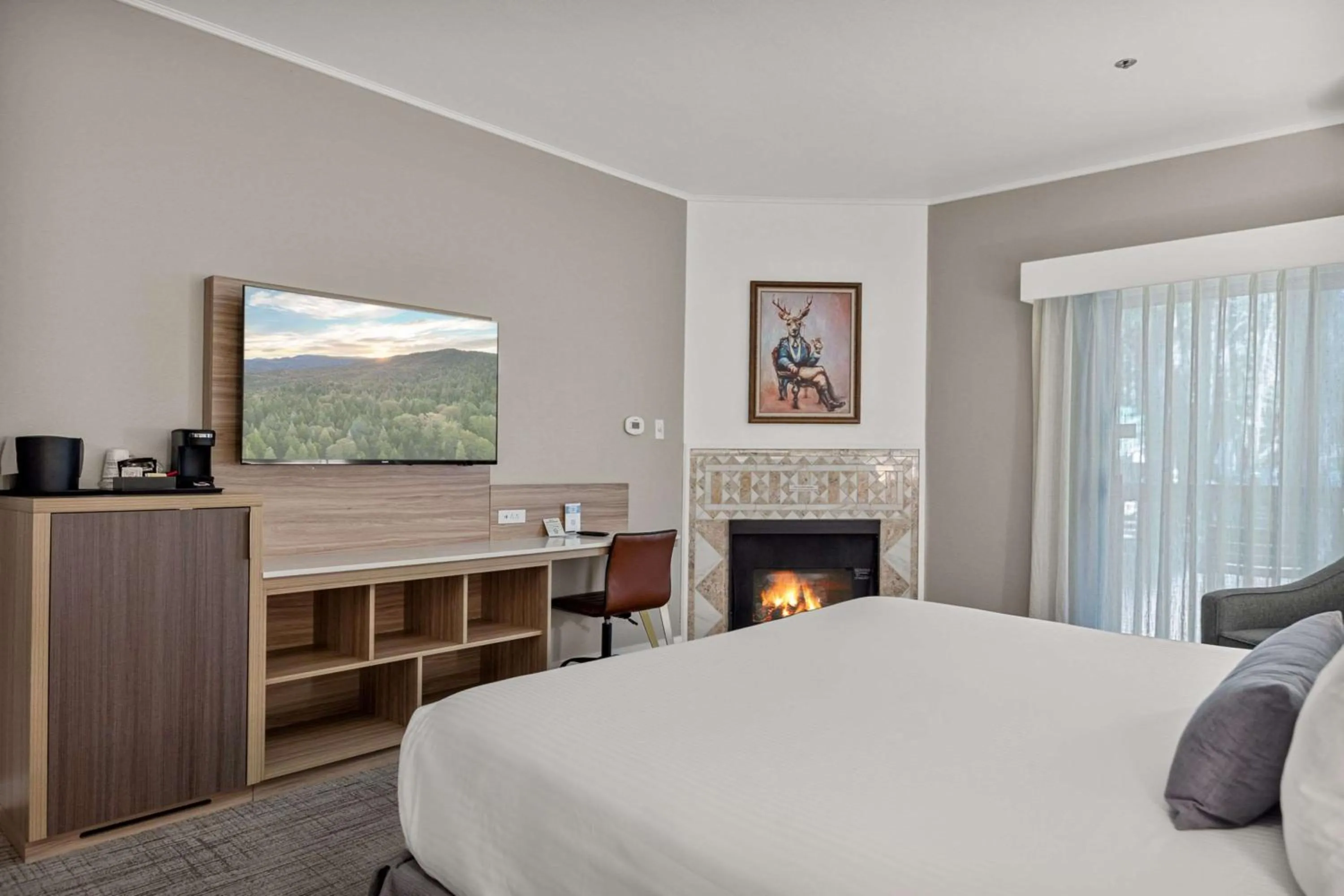 Bedroom, Bed in Chateau Big Bear Boutique Hotel, BW Signature Collection