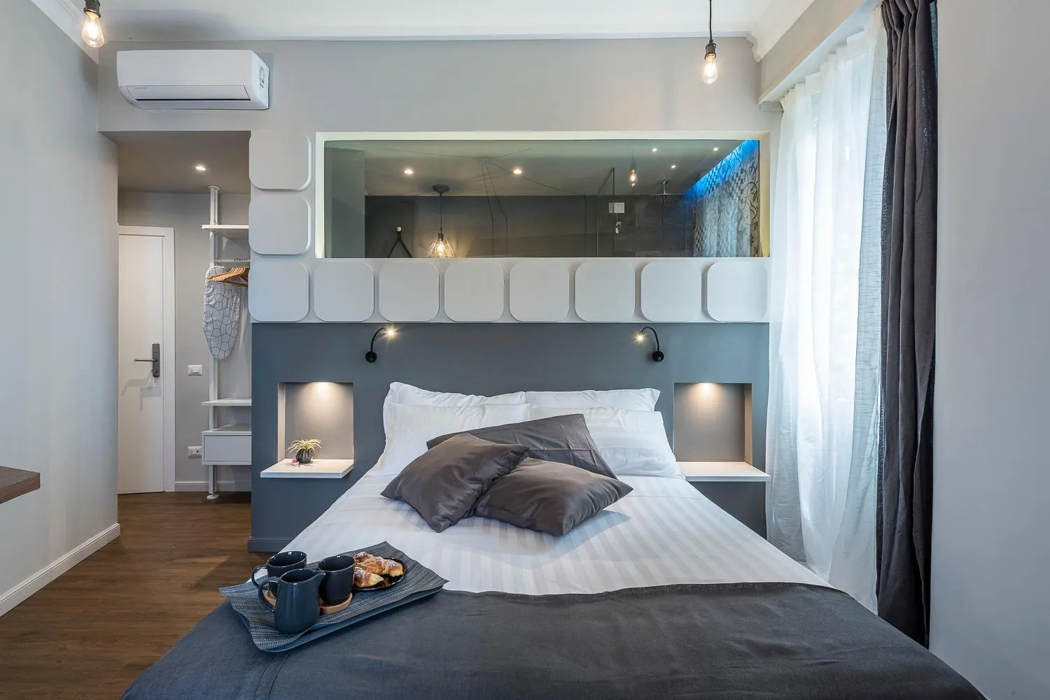 Photo of the whole room, Bed in Z-ArchSuites