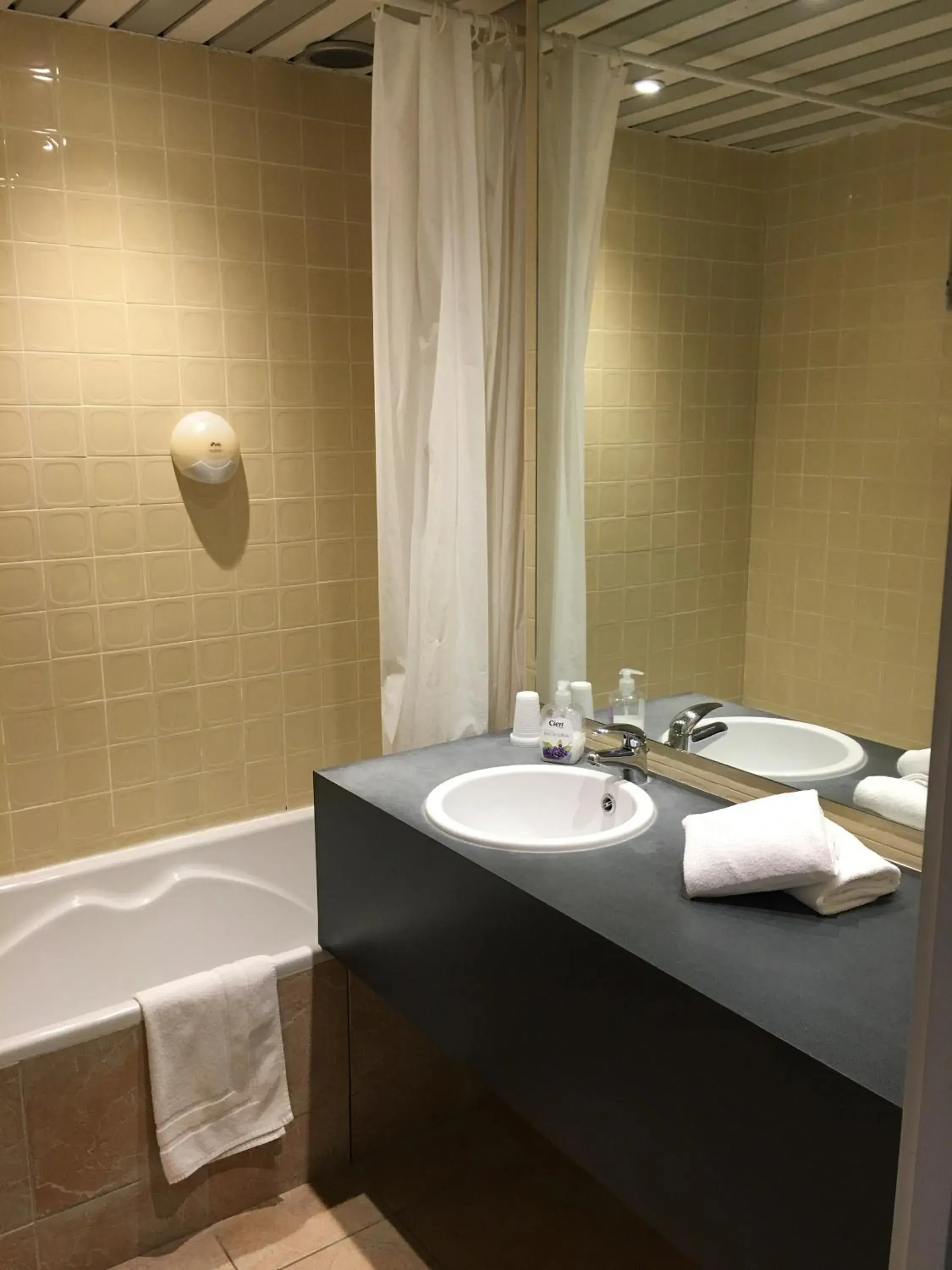 Triple Room with Bath in Firmhotel le 37 Triple Room with Bath in Firmhotel le 37