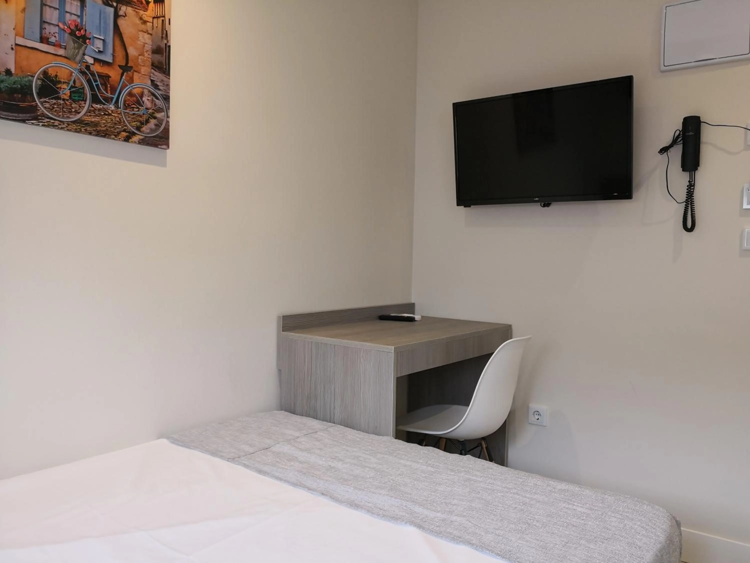 Bedroom, Bed in Golden Alcala