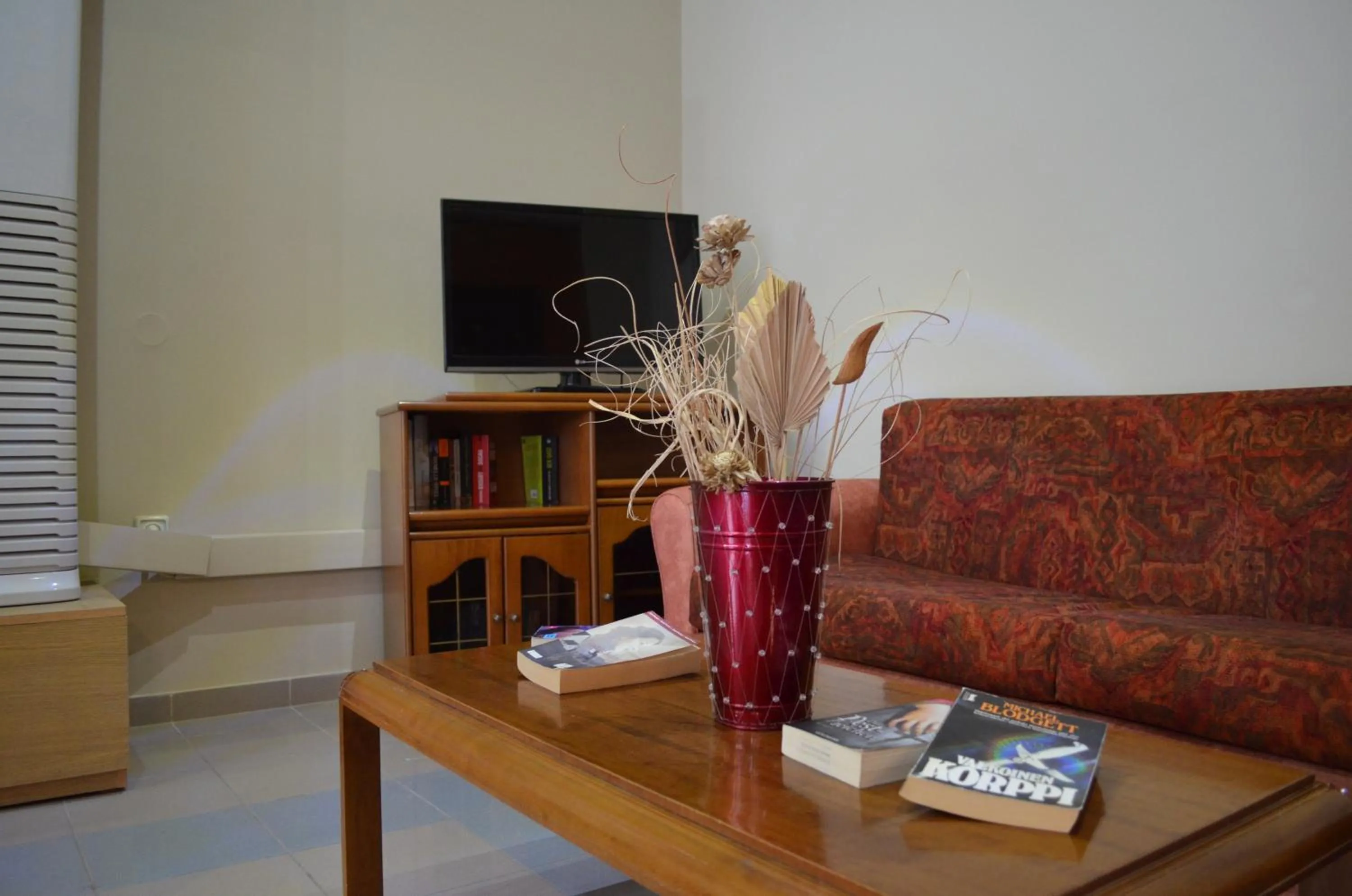 Communal lounge/ TV room in Kremasti Memories