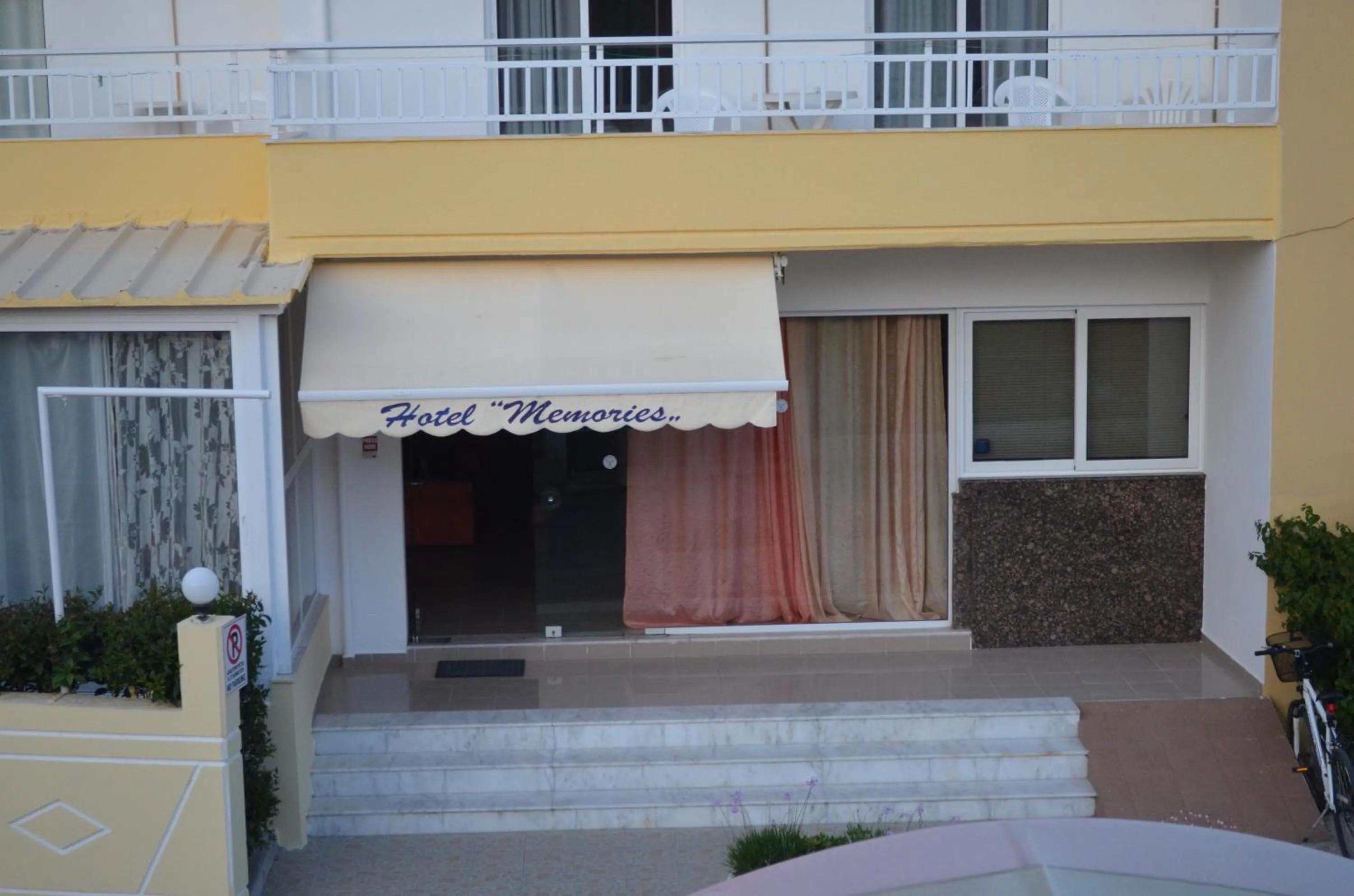 Facade/entrance in Kremasti Memories