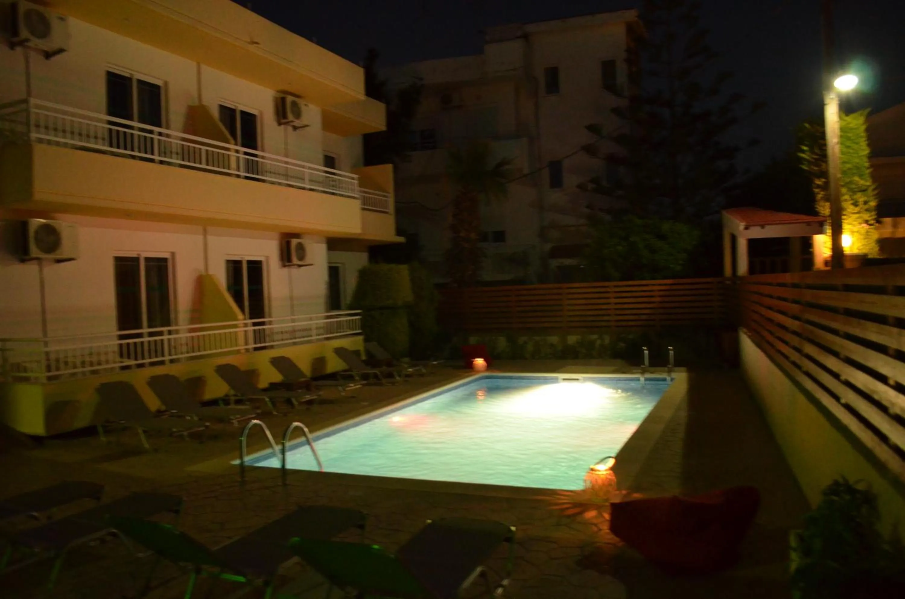 Swimming pool in Kremasti Memories