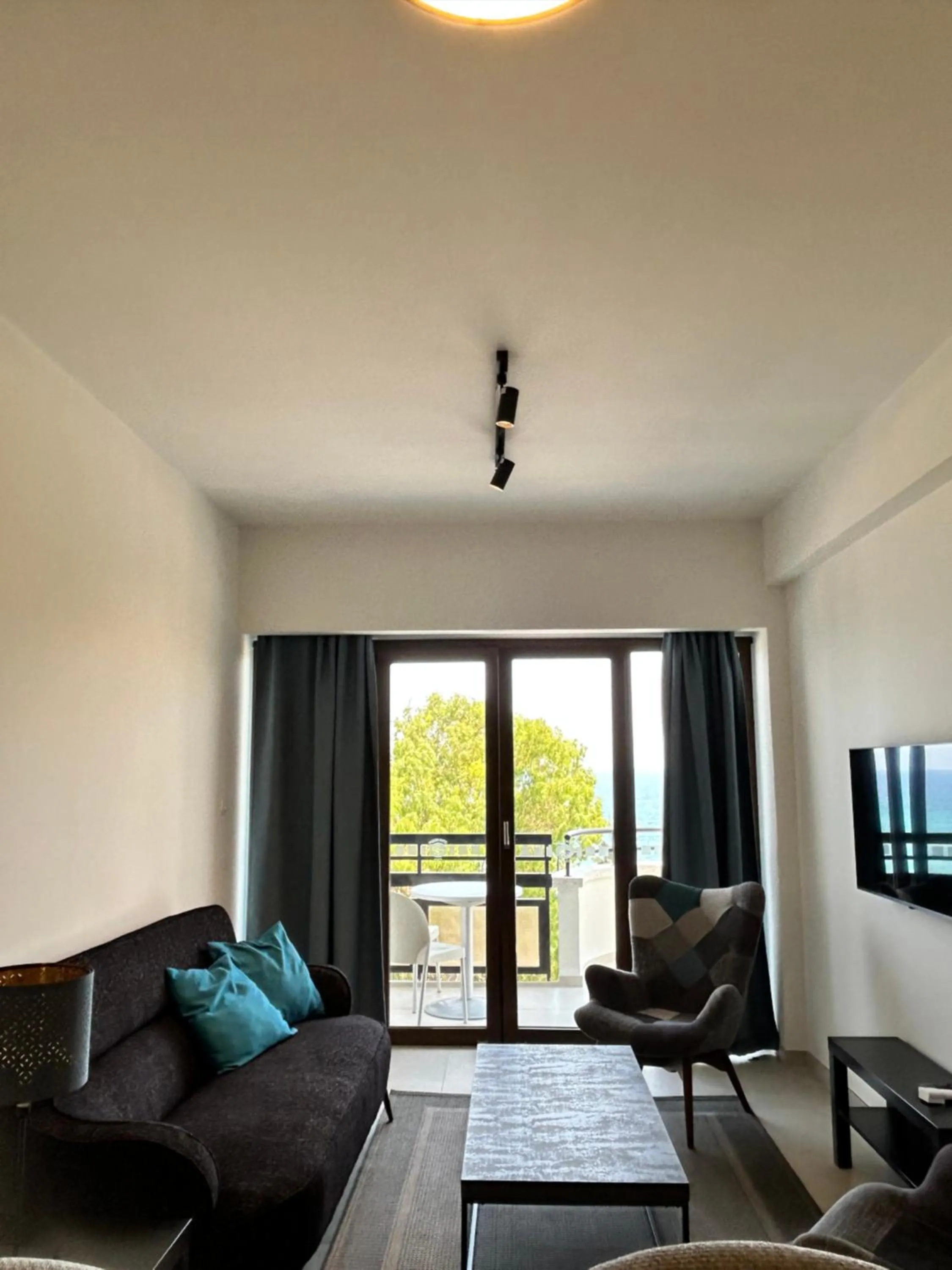 TV and multimedia in Pigeon Beach Hotel Apartments