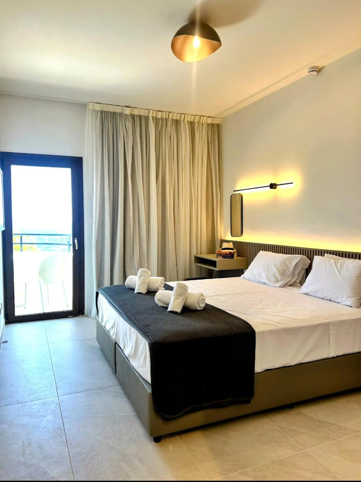 Bed in Pigeon Beach Hotel Apartments