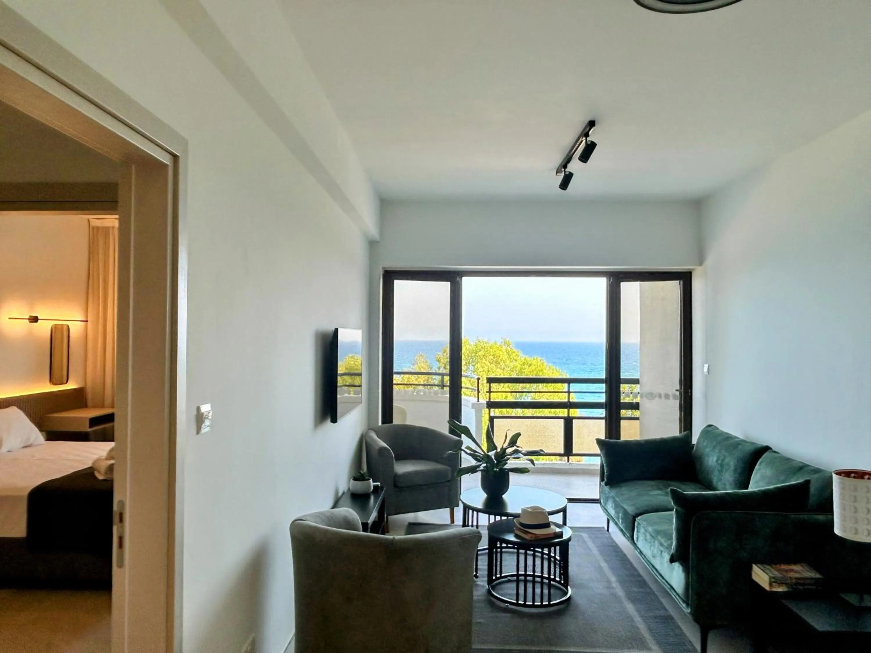 TV and multimedia, Bed in Pigeon Beach Hotel Apartments