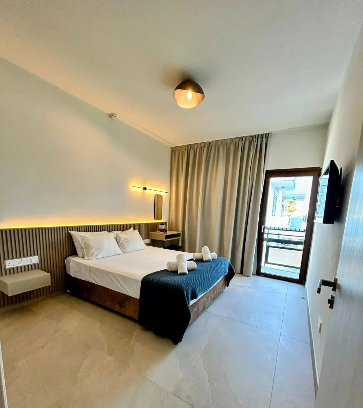 Bed in Pigeon Beach Hotel Apartments