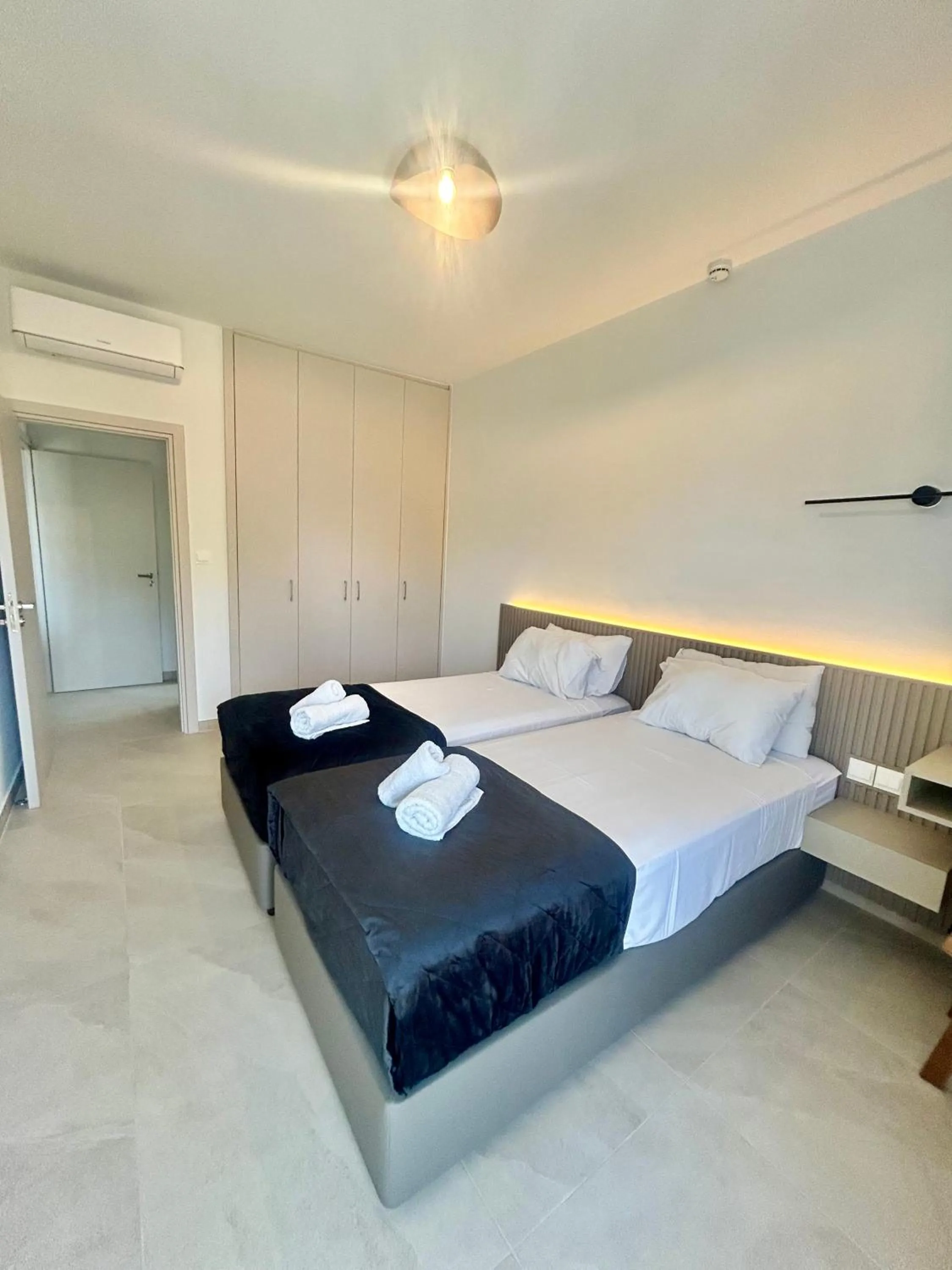 Bed in Pigeon Beach Hotel Apartments