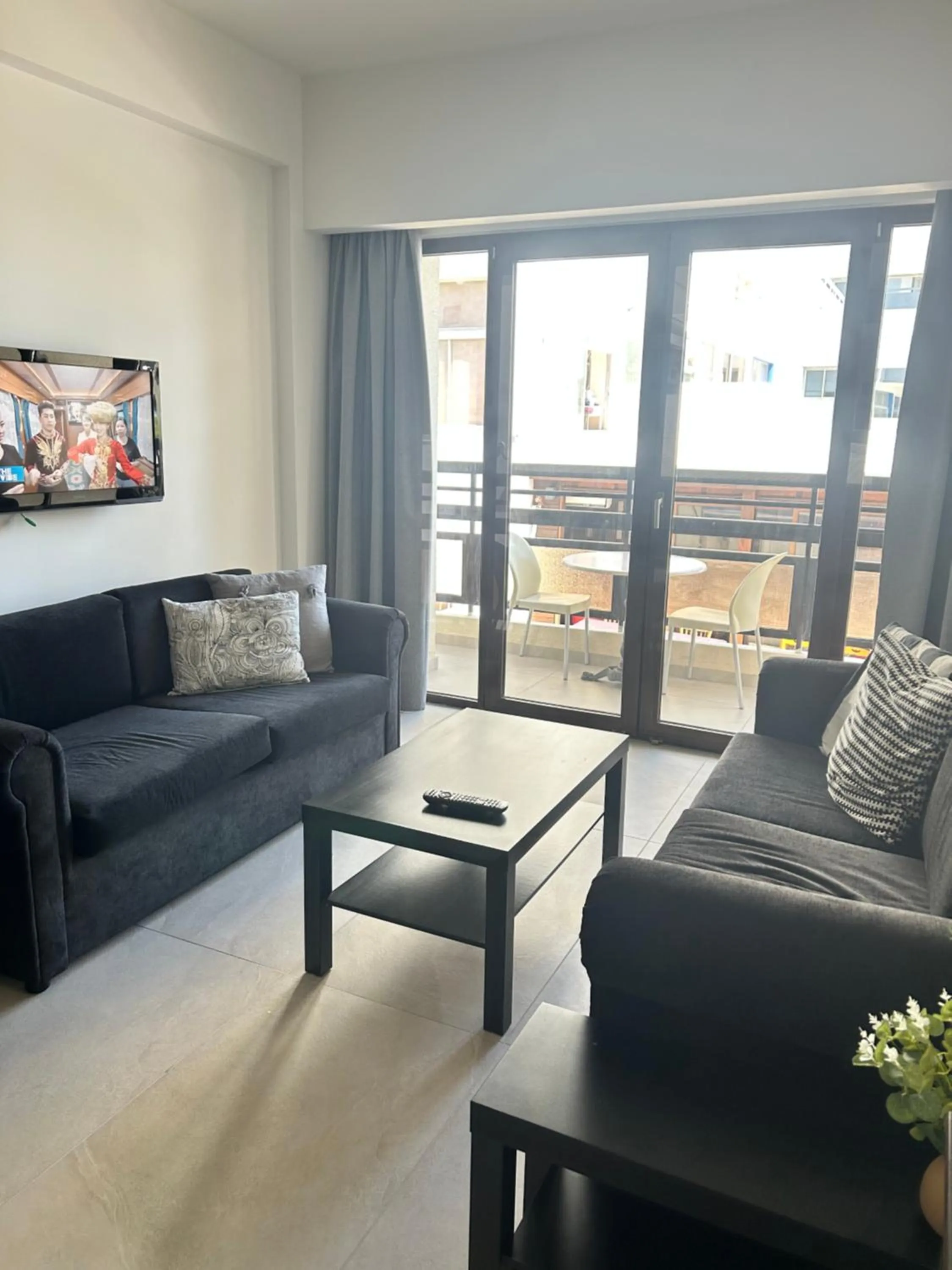TV and multimedia in Pigeon Beach Hotel Apartments