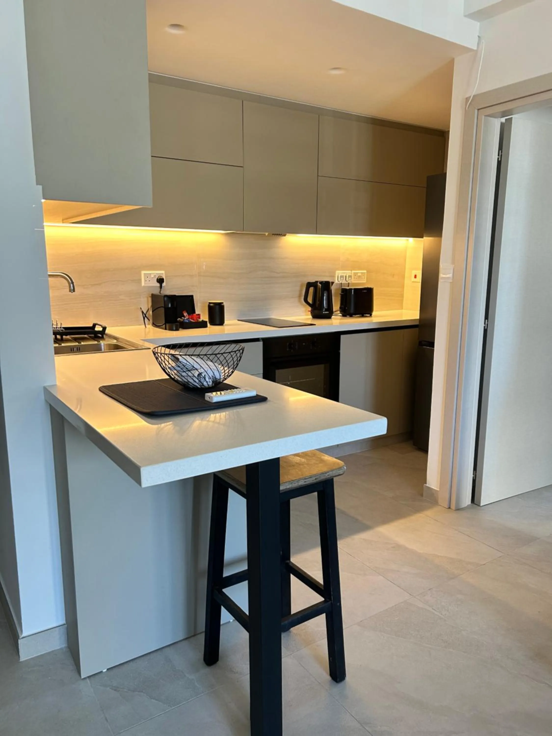 Kitchen or kitchenette in Pigeon Beach Hotel Apartments