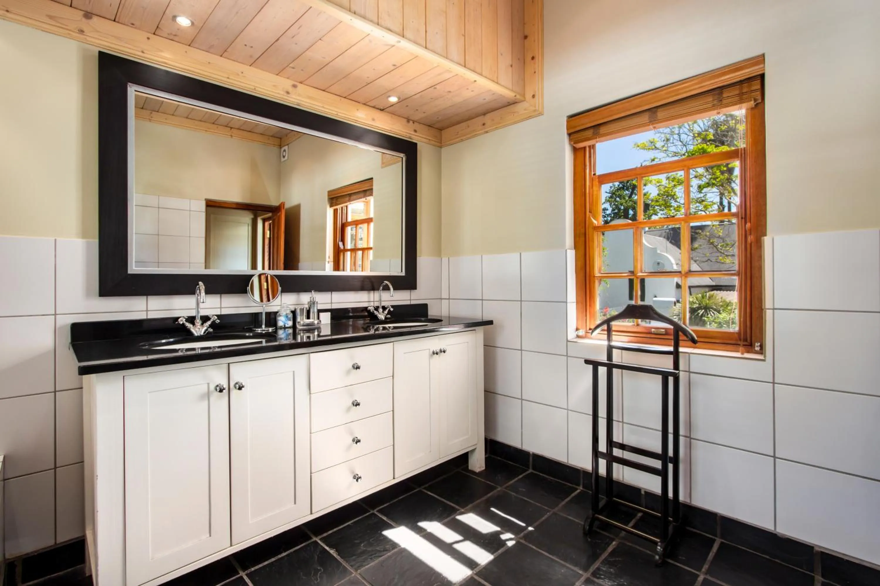 Bathroom in De Hoek Manor