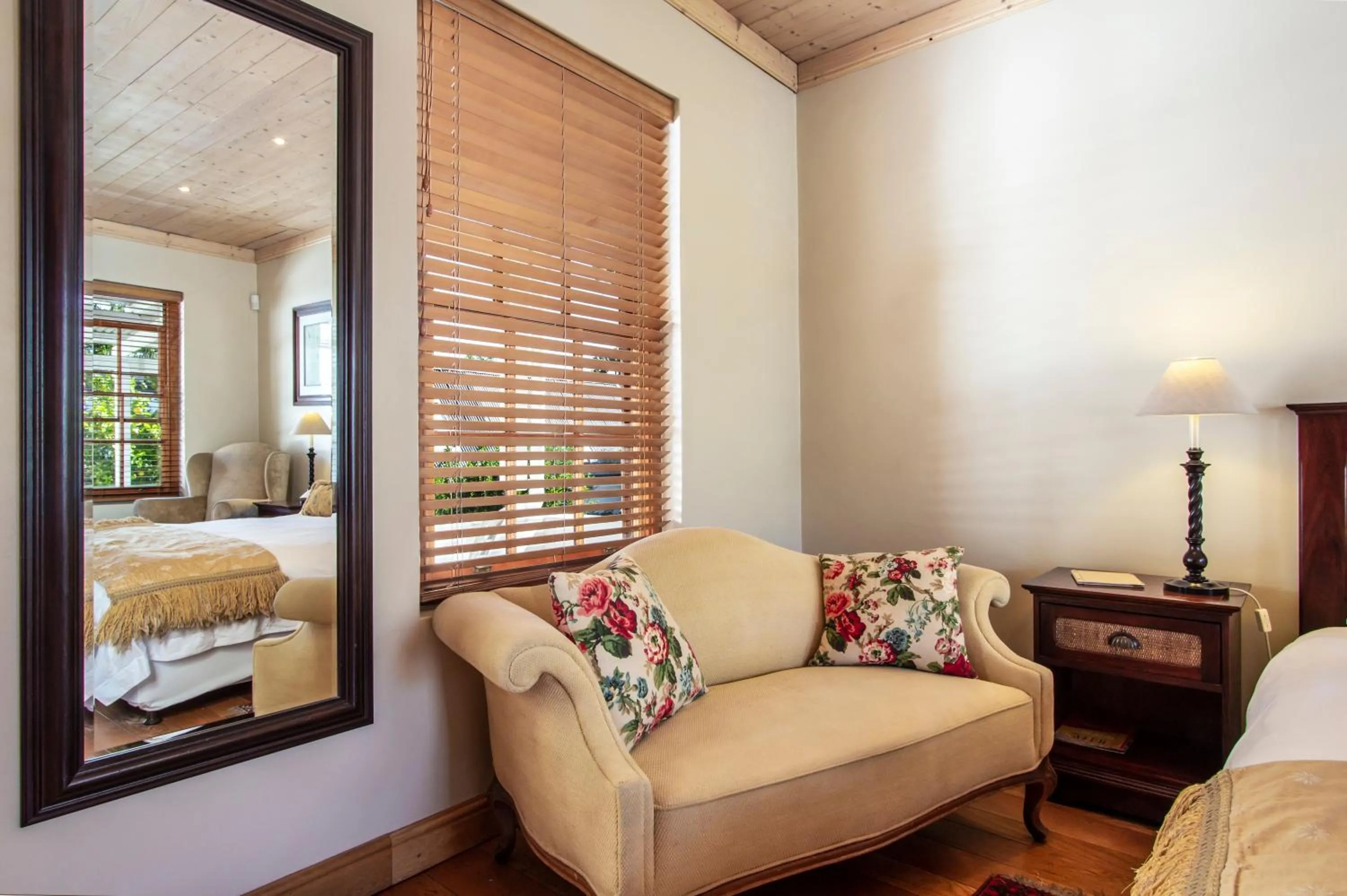 Seating area, Bed in De Hoek Manor