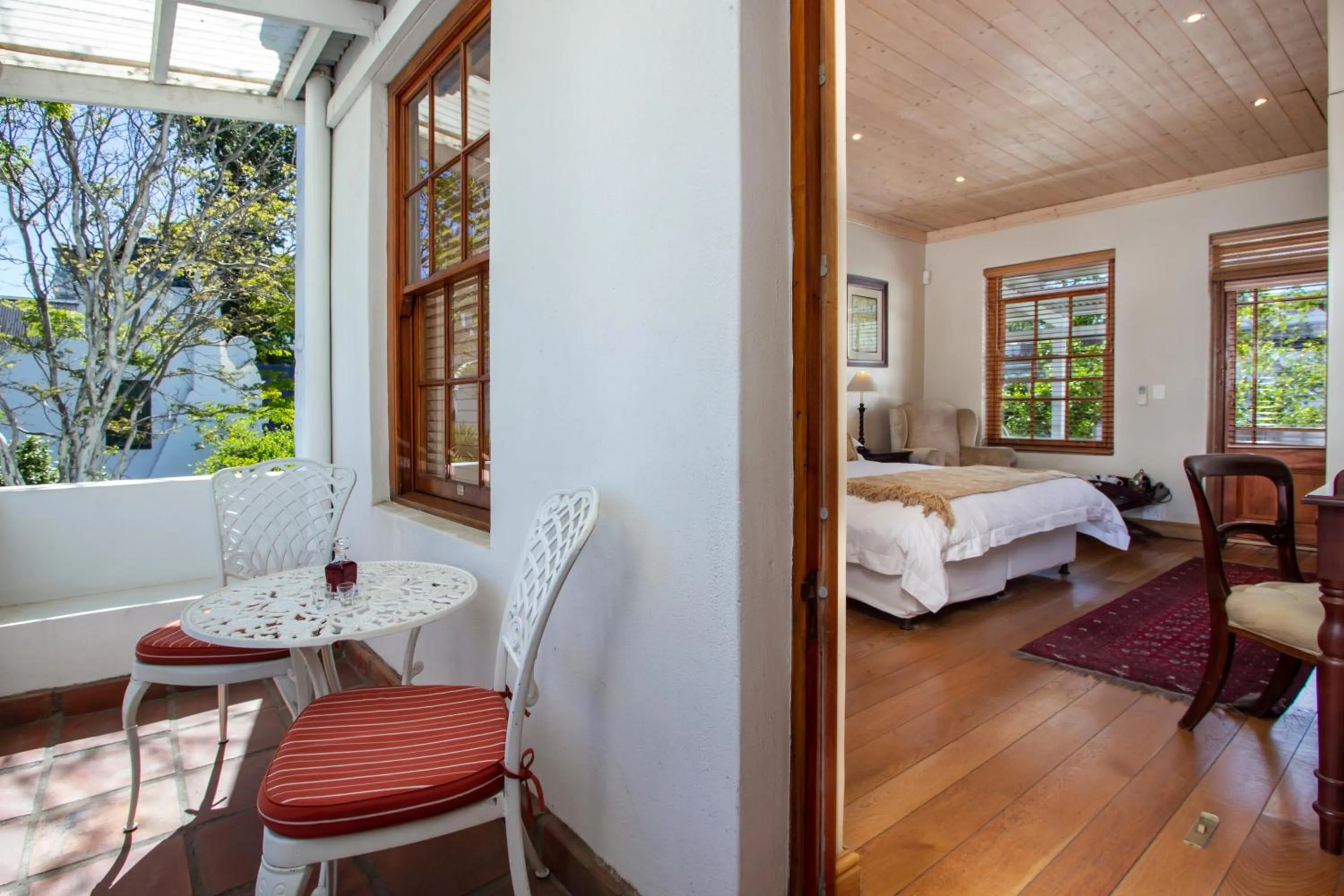 Photo of the whole room, Bed in De Hoek Manor