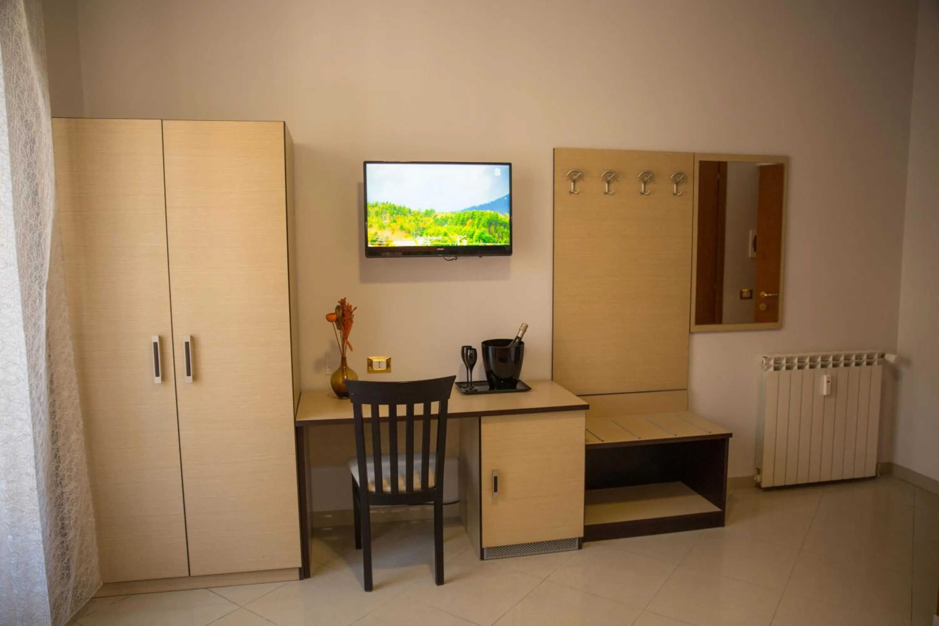 Photo of the whole room in All Seasons