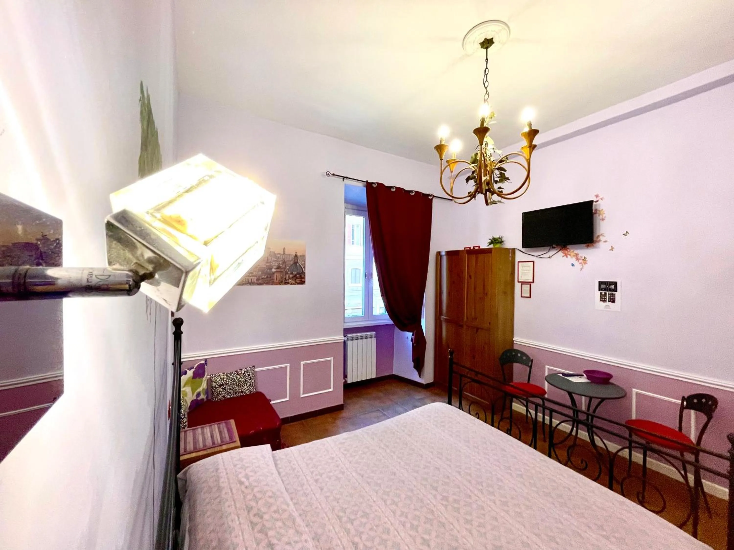 Photo of the whole room, Bed in Rhome86