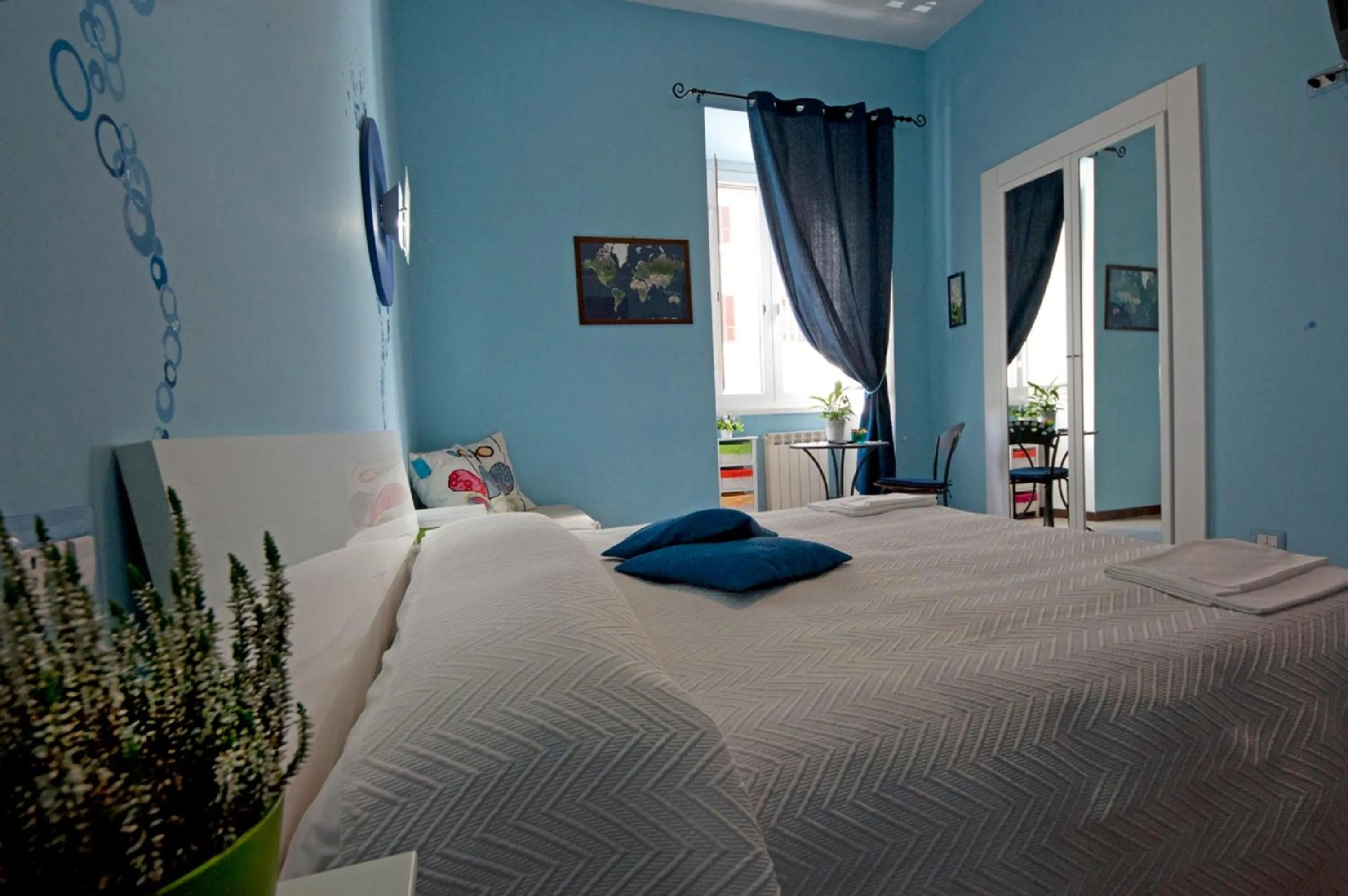 Photo of the whole room, Bed in Rhome86