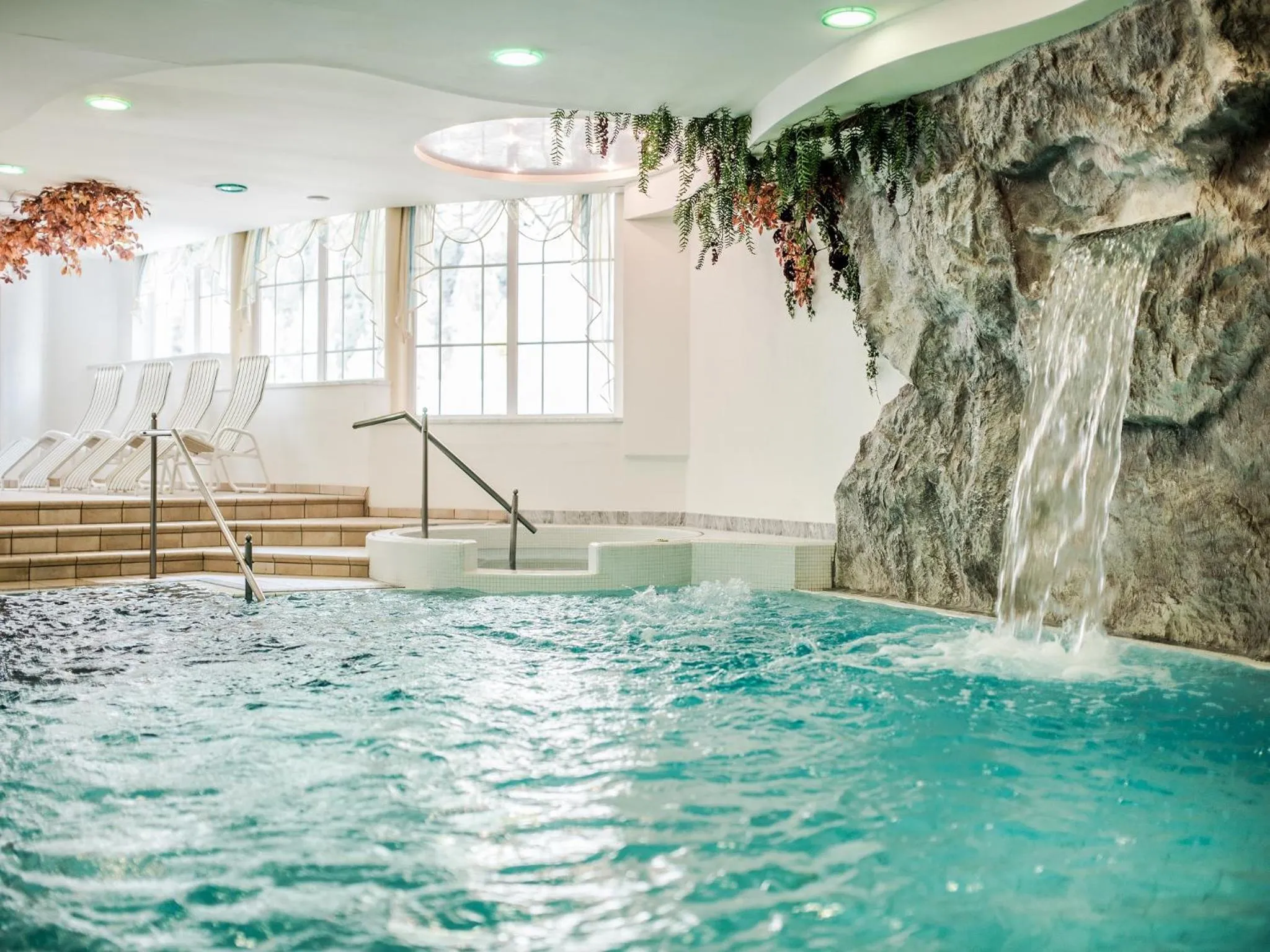 Swimming pool in Hotel Alpenjuwel