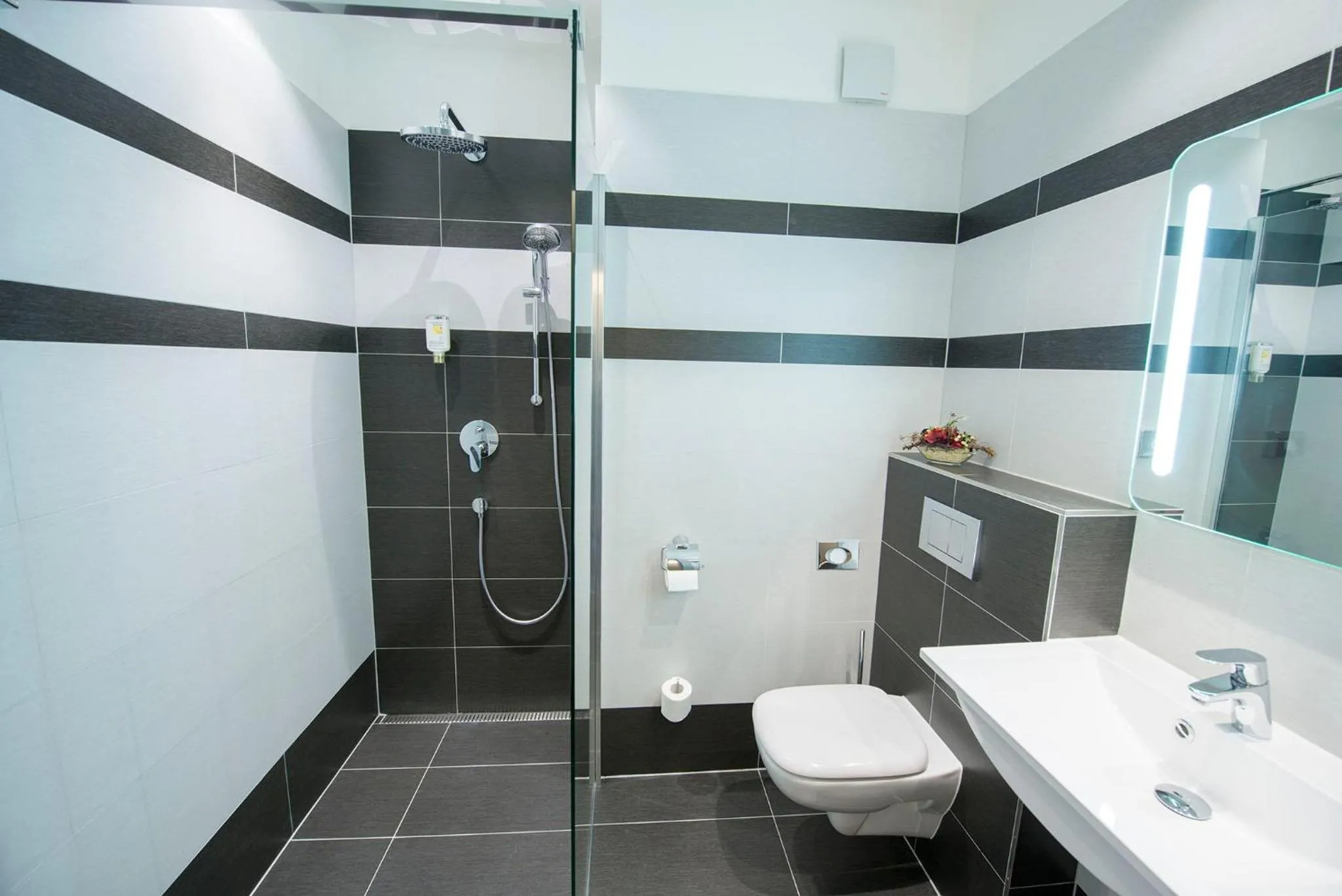 Shower in Hotel Villa EDEN