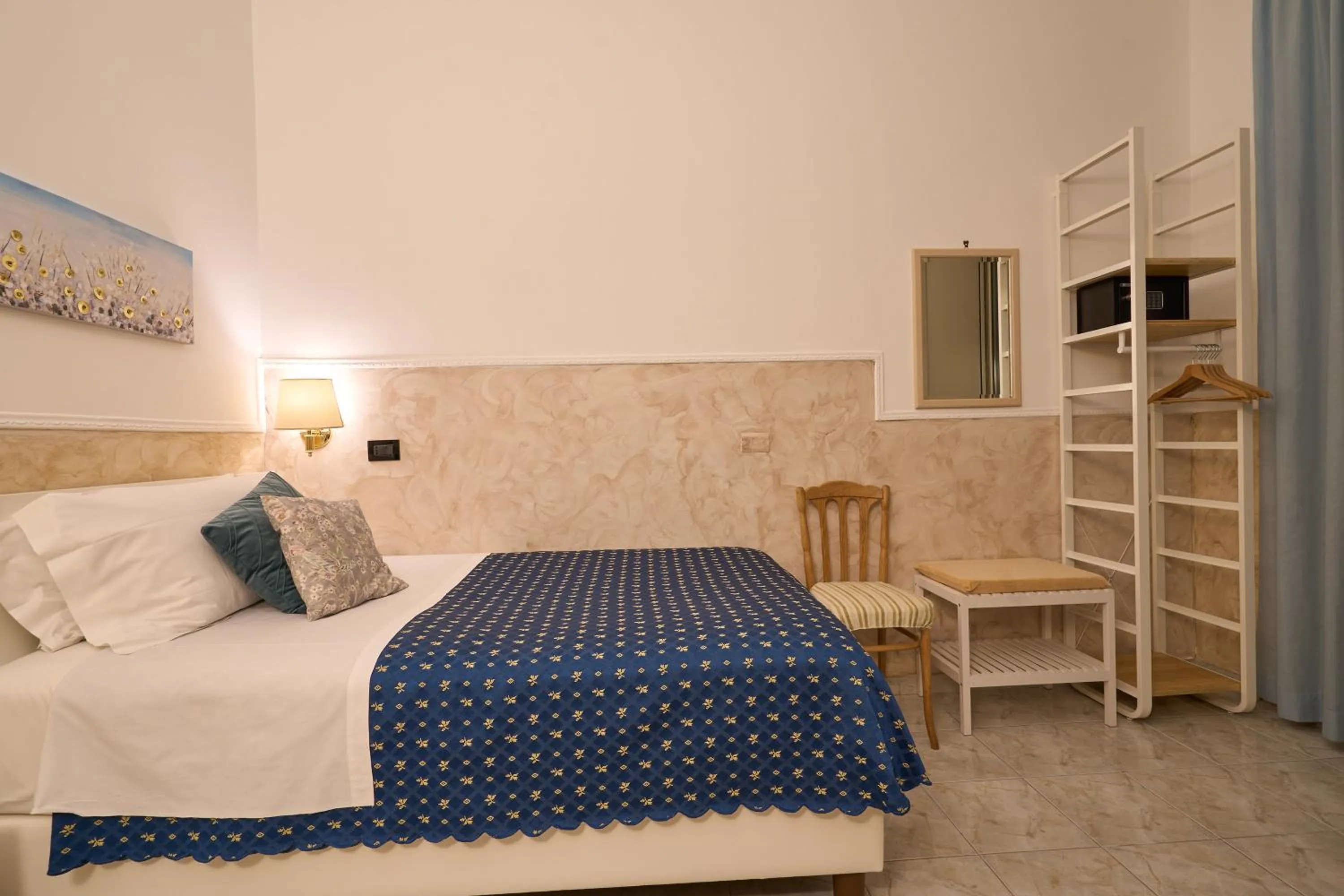 Photo of the whole room, Bed in Hotel Ascot