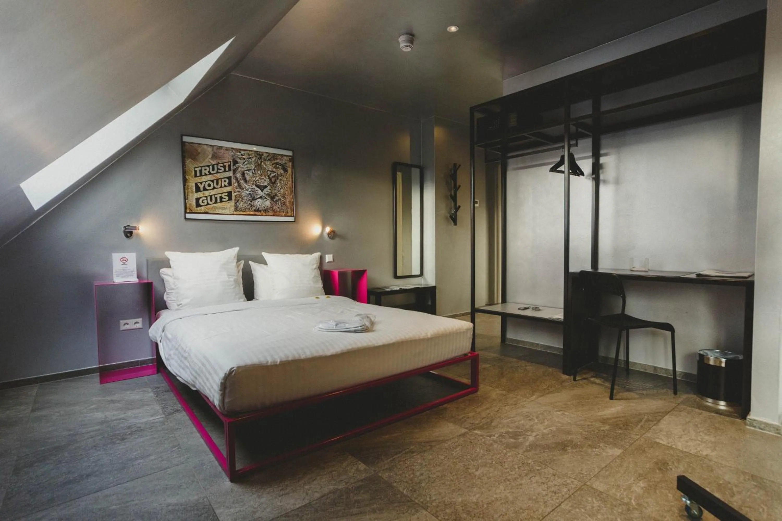 Photo of the whole room, Bed in JJ32