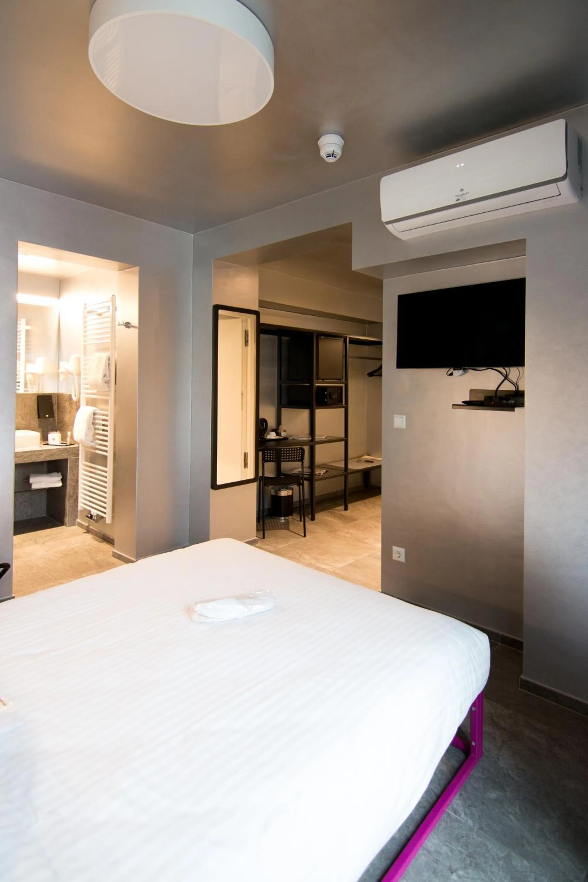 Bedroom, Bed in JJ32